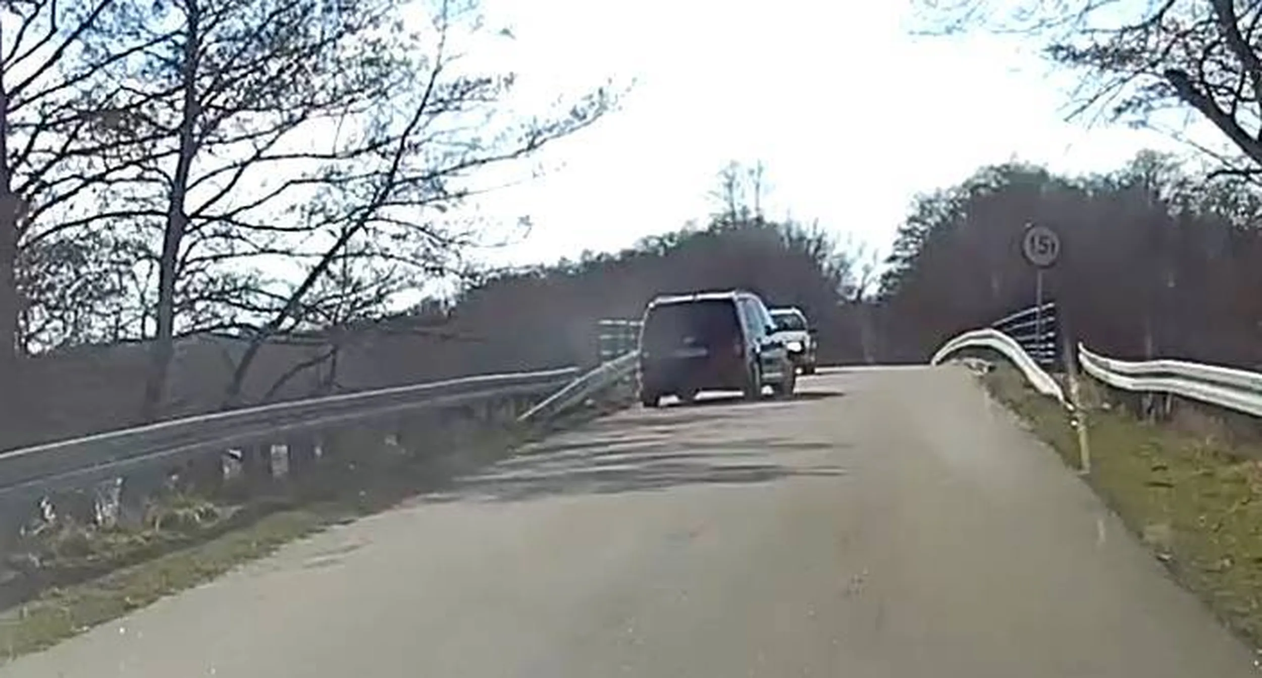 Gość jeździ pod prąd na moście sztynorckim, dodatkowo zajeżdża drogę innym i zachowuje się jak rasowy szeryf.