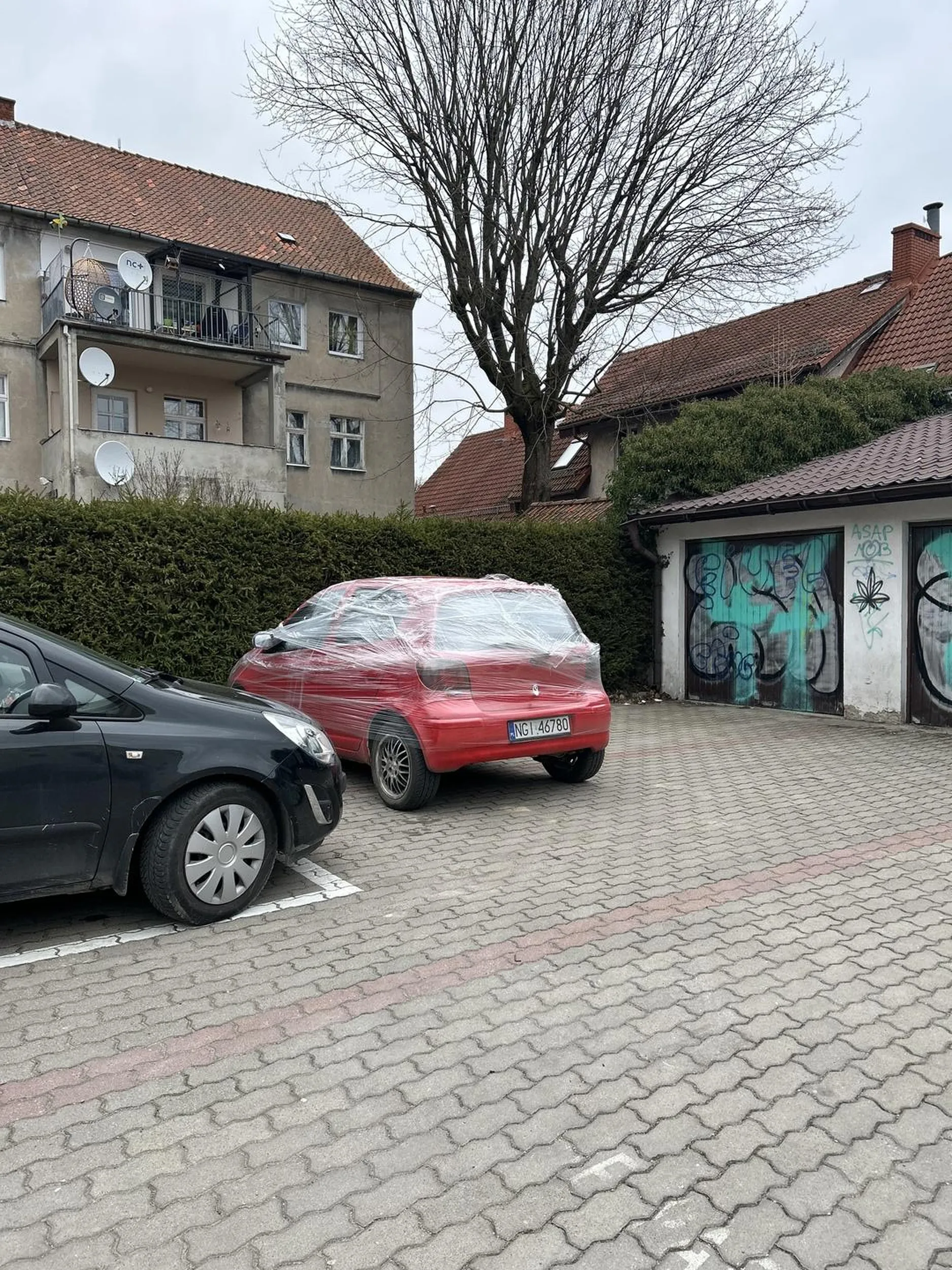 Kierowco, prosiłbym o nie zastawianie garażu. Następnym razem zadzwonię po policję.