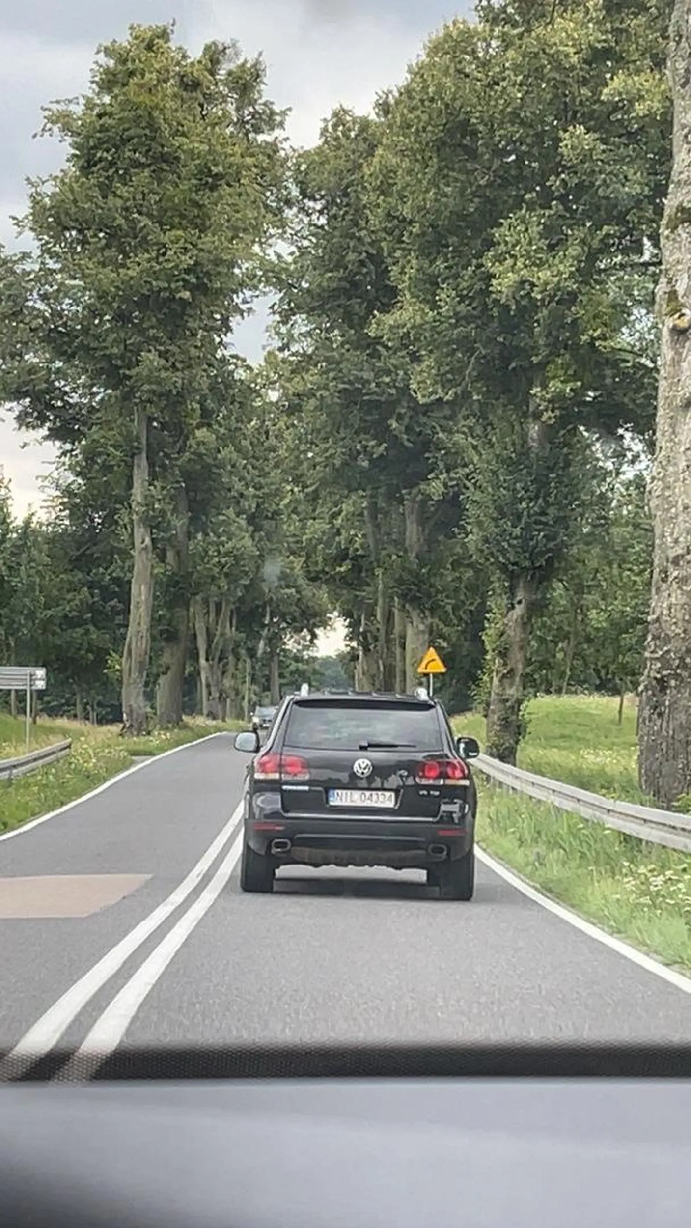 Wyjeżdża na główną drogę wprost pod samochód jadący 100km/h a następnie hamuje. Jedzie 50km/h a przy wyprzedzaniu przyśpiesza i mruga długimi.