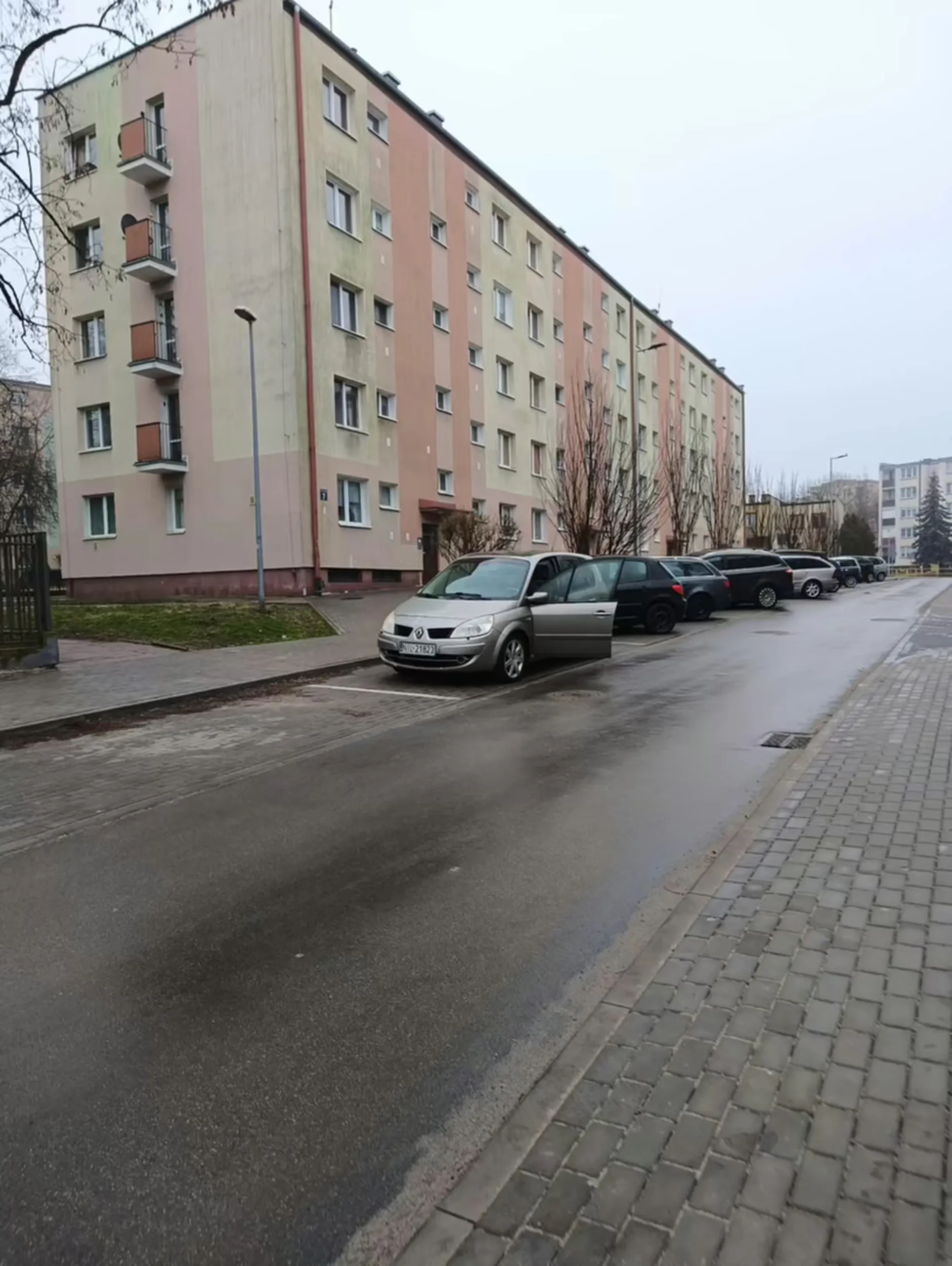 Blokuje parking żłobka i staruch pruje się, że rodzice parkują na miejscu żłobka. To nie twój parking staruchu. Zdjęcia codziennie są robione i zgłoszenia będą leciały na policję