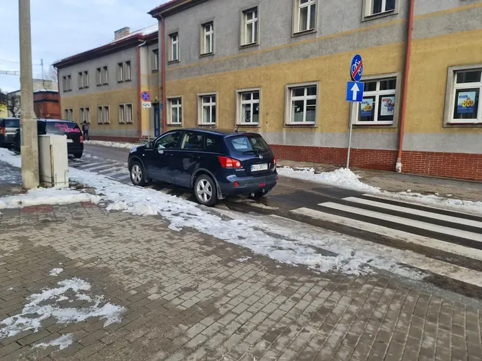 Idealne parkowanie na odcinku wyłączonym z ruchu, wraz z zastawianiem wiazdu ciężarówkom.