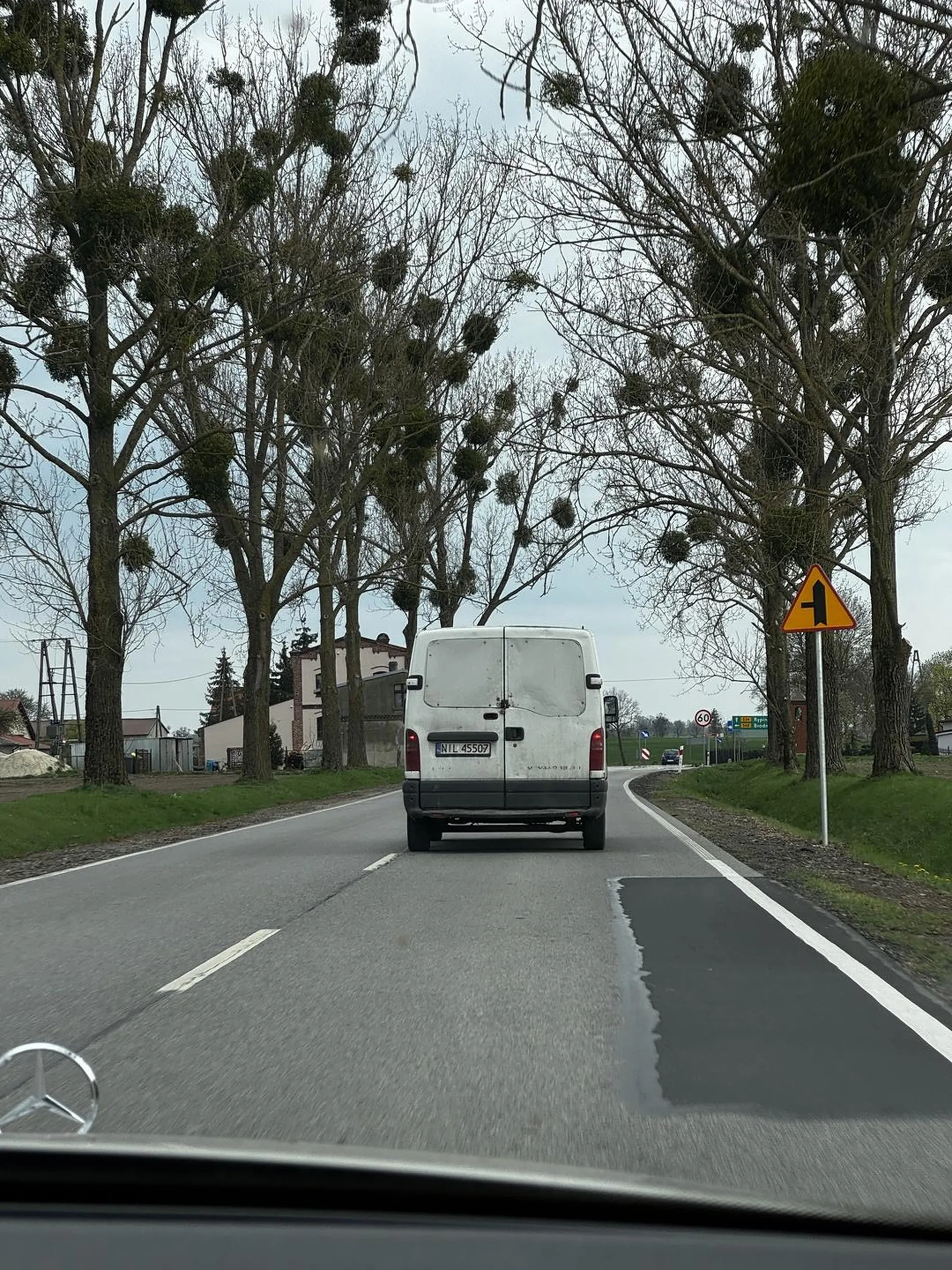 Zjeby!!! Naucz się jeździć a nie specjalnie zjeżdżasz na pobocze żeby ziemia obsypać. Że ten samochód w ogóle przegląd przeszedł skoro klapa na kłódkę zamykana hahaha