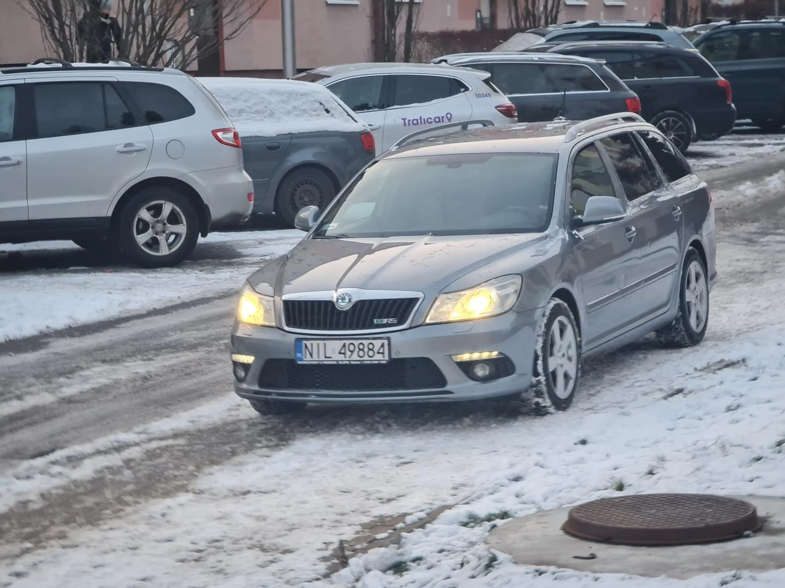 Cep staje na środku chodnika, a ludzie muszą skakać po śniegu i lodzie na trawniku.