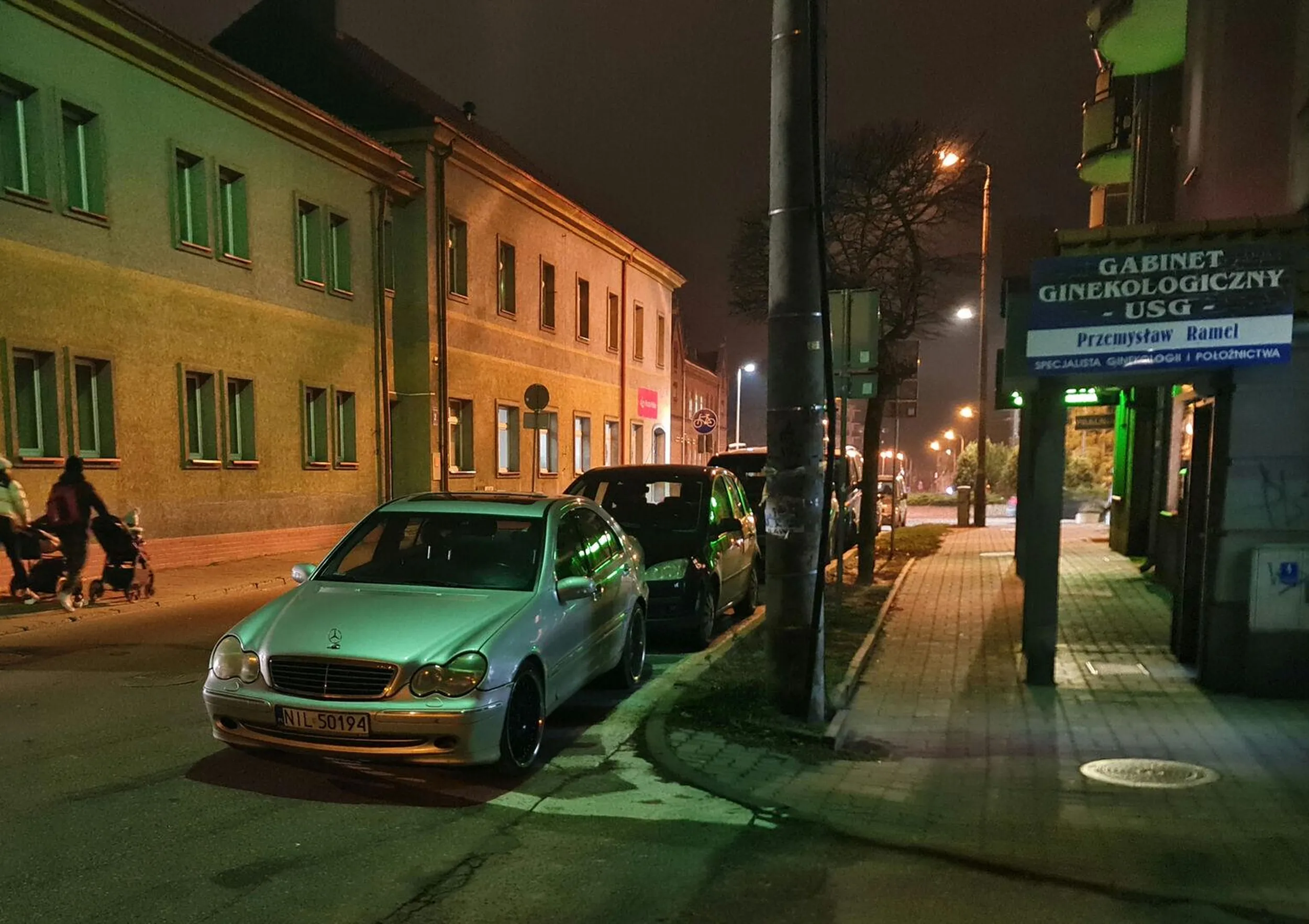 Parkowanie na odcinku drogi wyłączonej z ruchu, na pewno ułatwi to wyjazd innym (w końcu mniej będą widzieć).