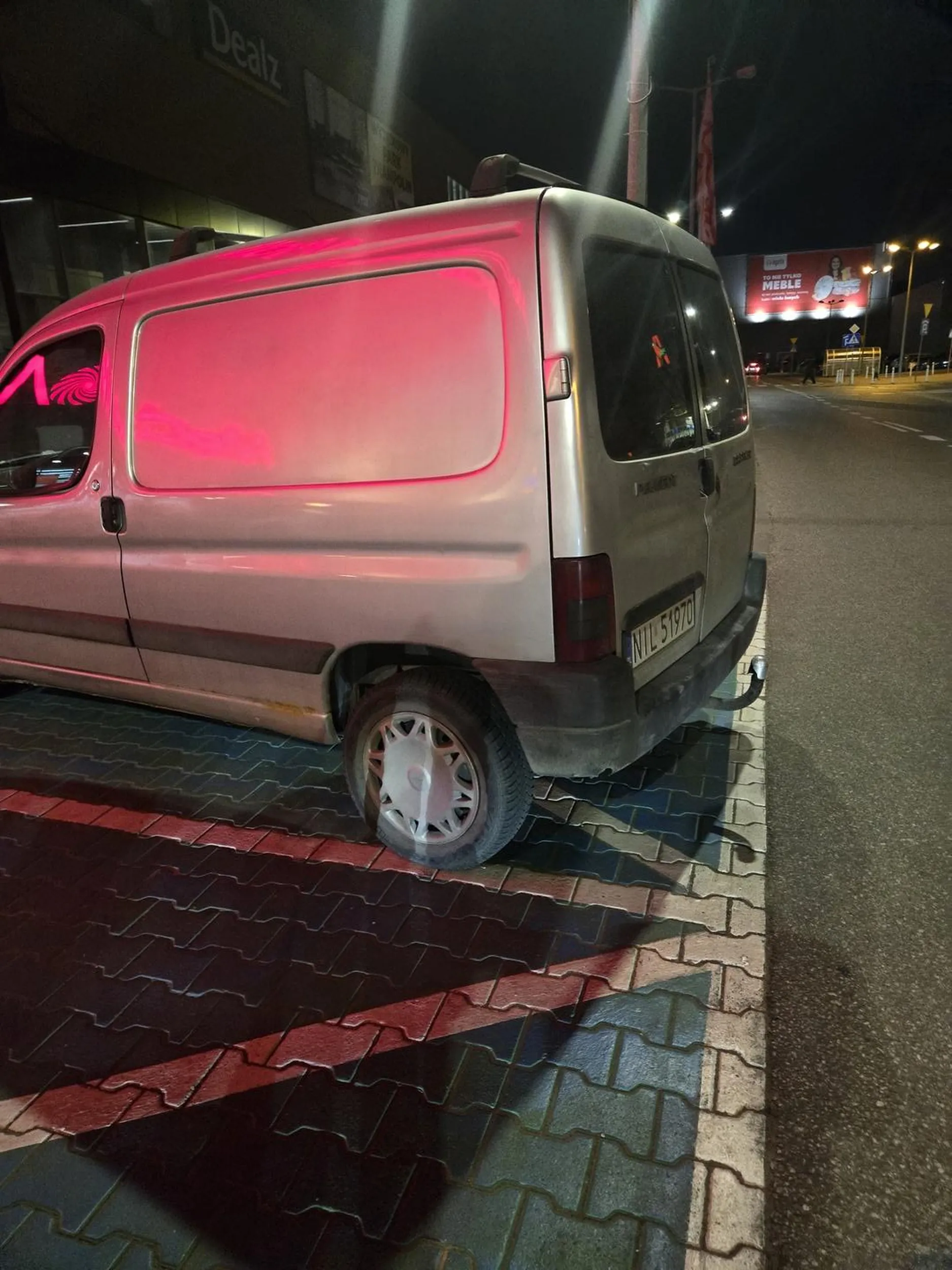 Burak , myśli że przyjechal Tesla i miejsca blokuje do AC