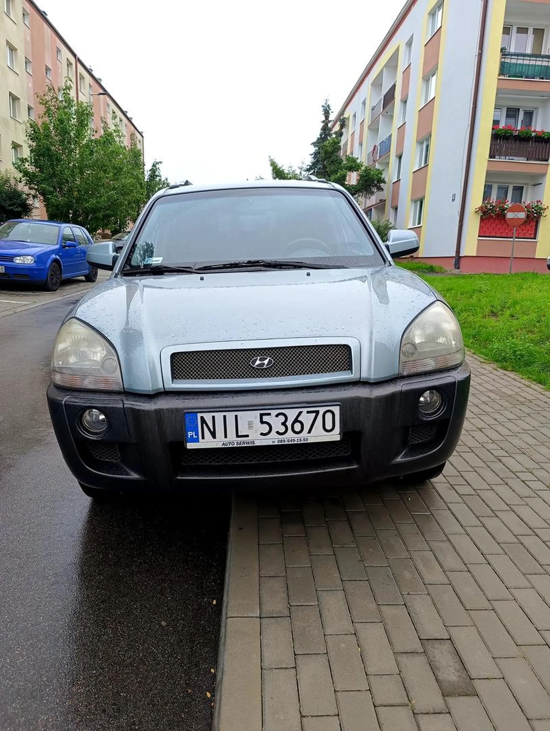 Nie umie parkować, niszczy nawierzchnię chodnika