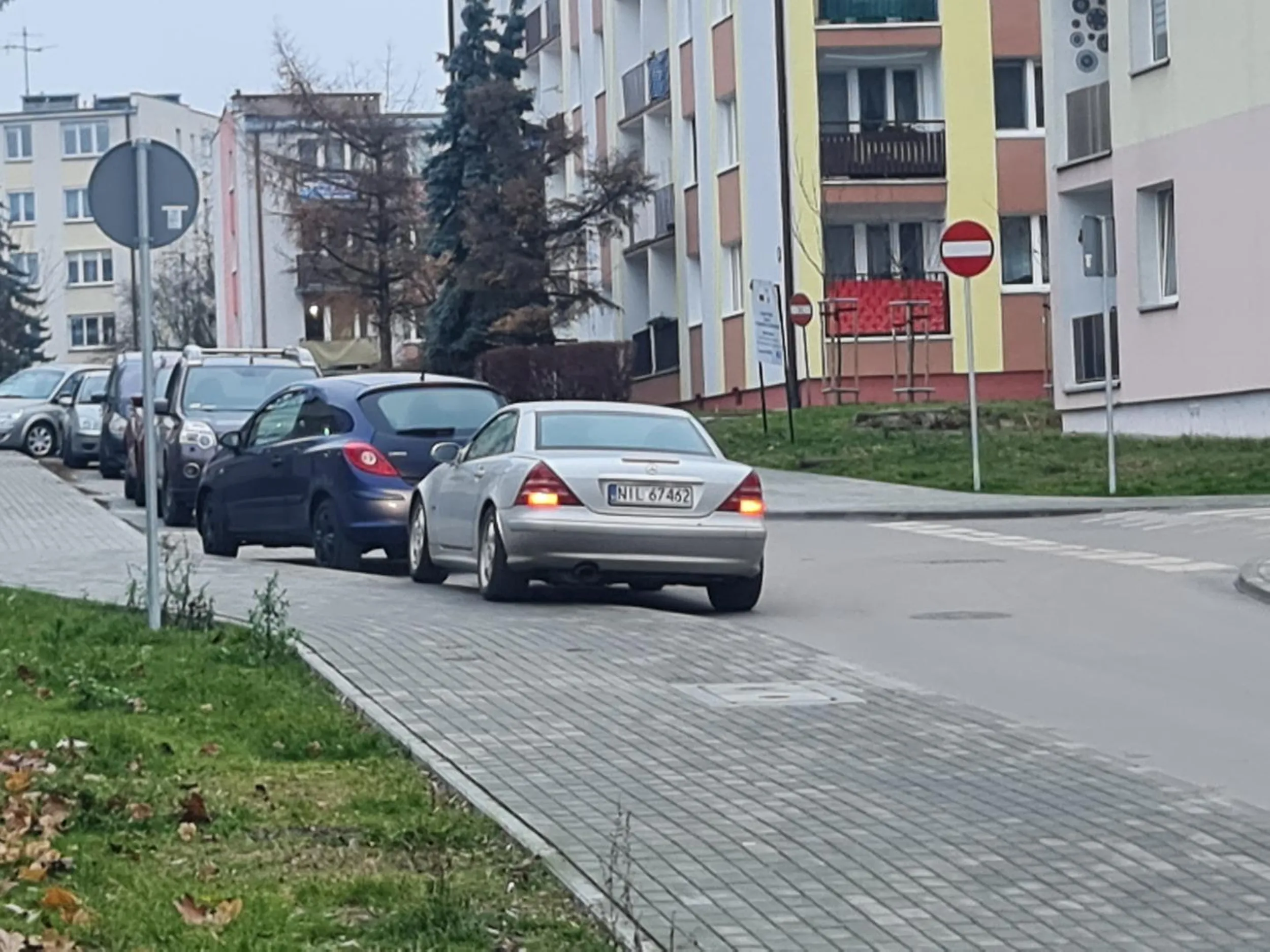 Po co jeździć zgodnie z przepisami, jak można zaparkować samochód jak cymbał, blokując inny pojazd.