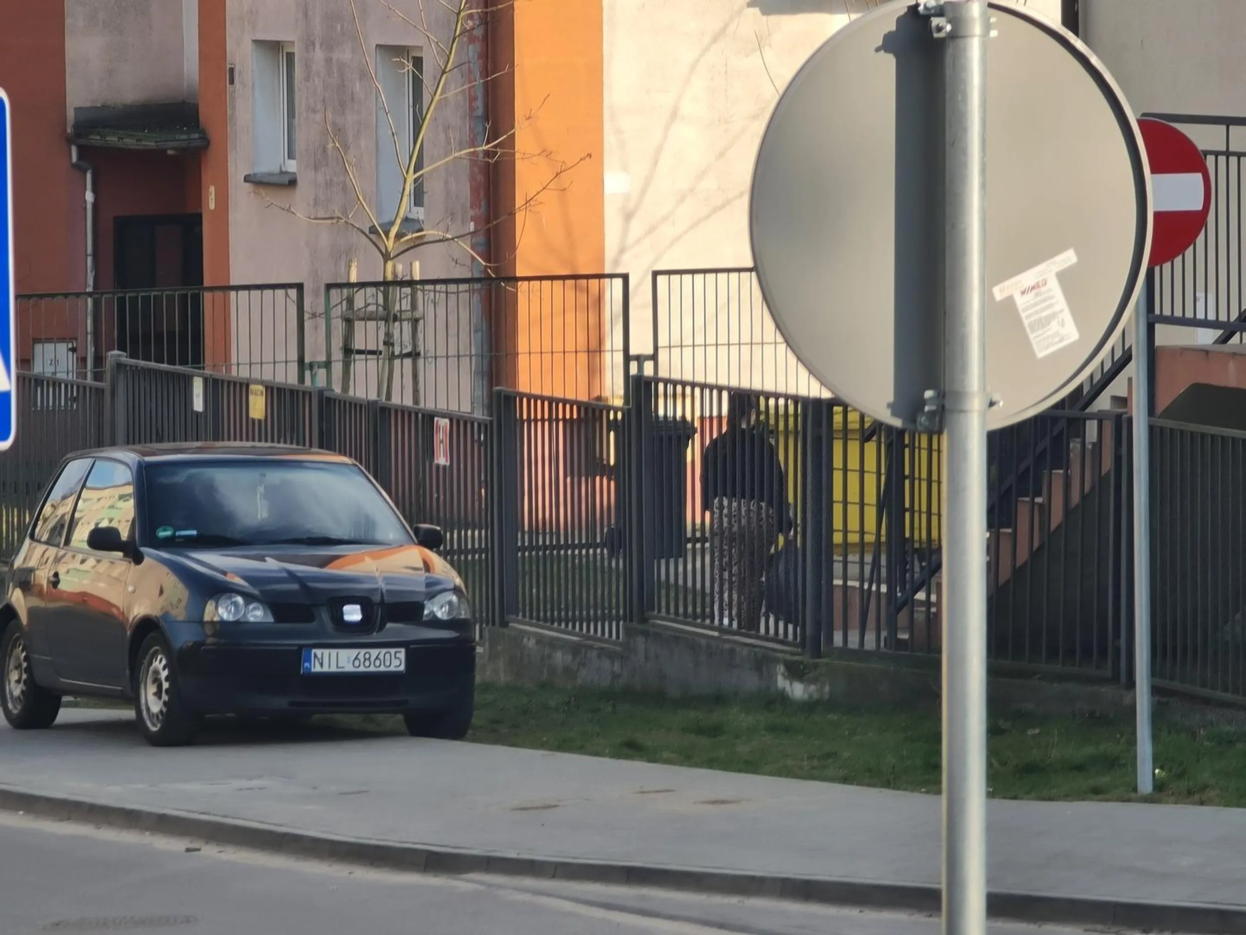 Złamanie kilku przepisów na raz: jazda po chodniku, parkowanie na chodniku zdala od krawędzi jezdni, zostawienie pieszym mniej niż 1m szerokości chodnika. Nie pozdrawiam, polecam zgłaszać na policję.