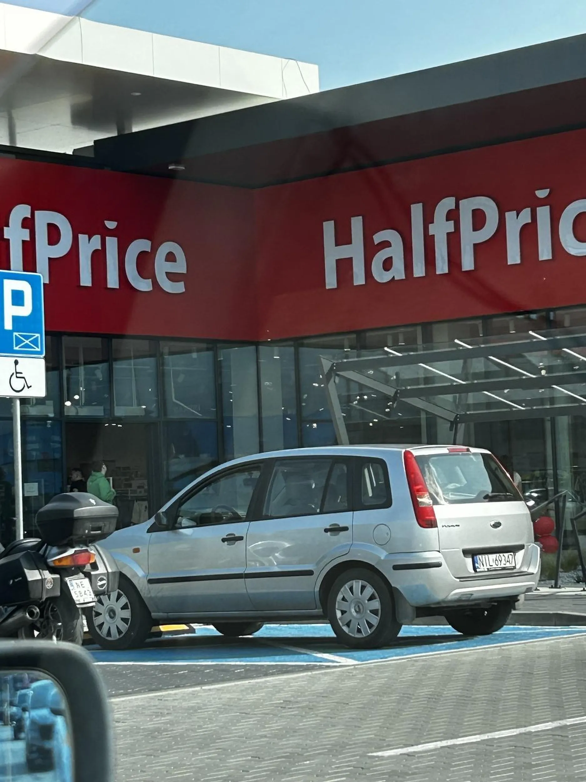 Stanęłaby pani parę miejsc dalej, to nie musiałaby się pani nigdzie tak spieszyć :)