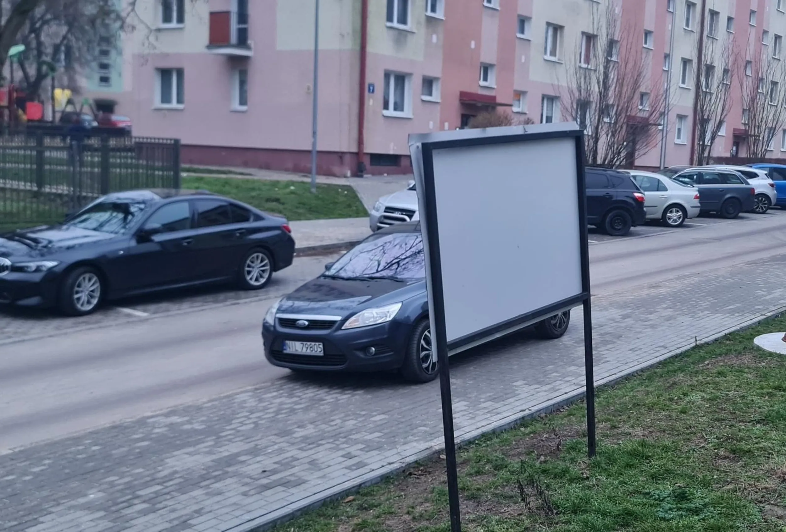 Jeździ po chodniku, po czym po prostu zostawia auto i idzie w cholerę.