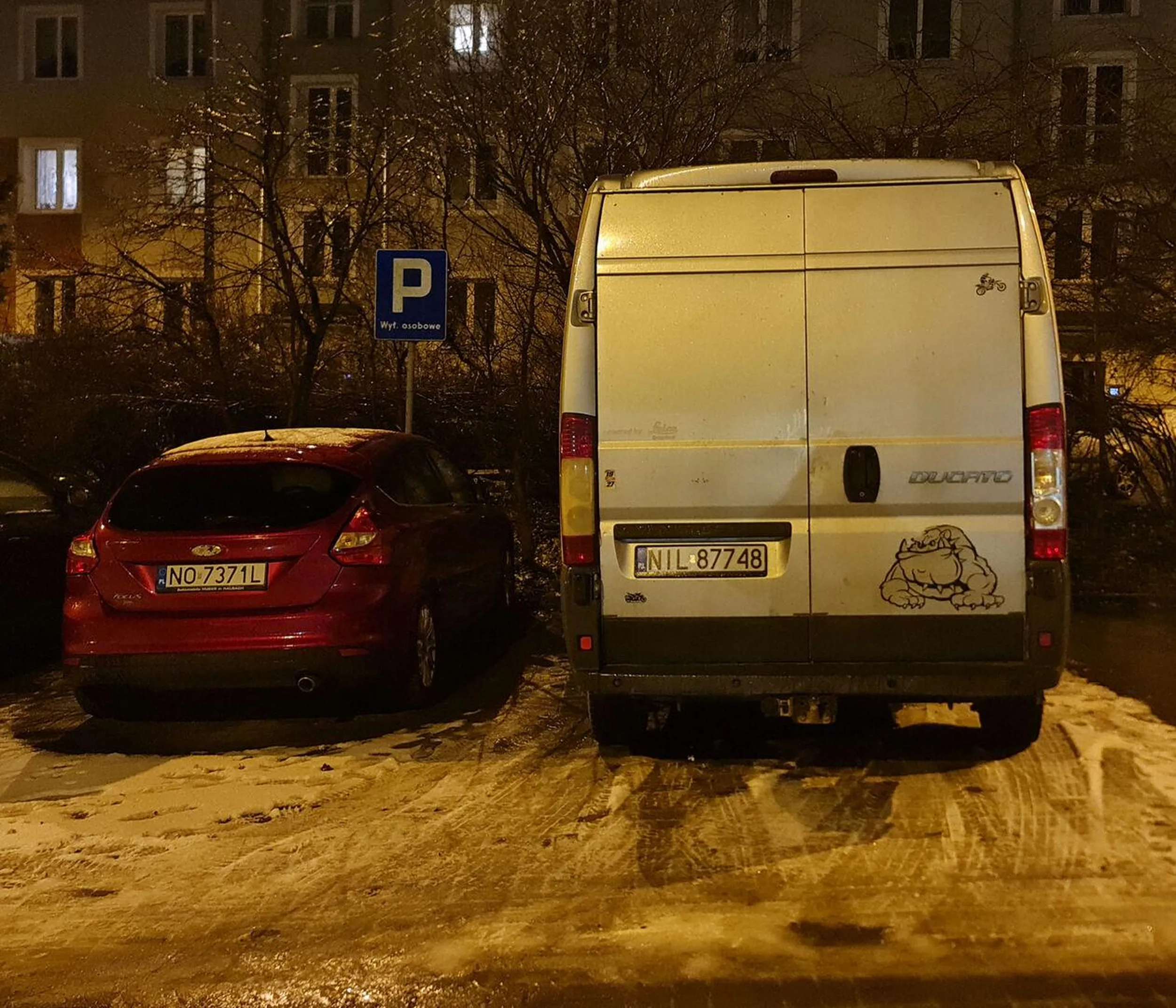 Chmm, ciekawe co może oznaczać ten znak obok: "wyłącznie osobowe", może gdyby kierowca tego dostawczaka nie znalazł prawa jazdy w chipsach, to by wiedział.