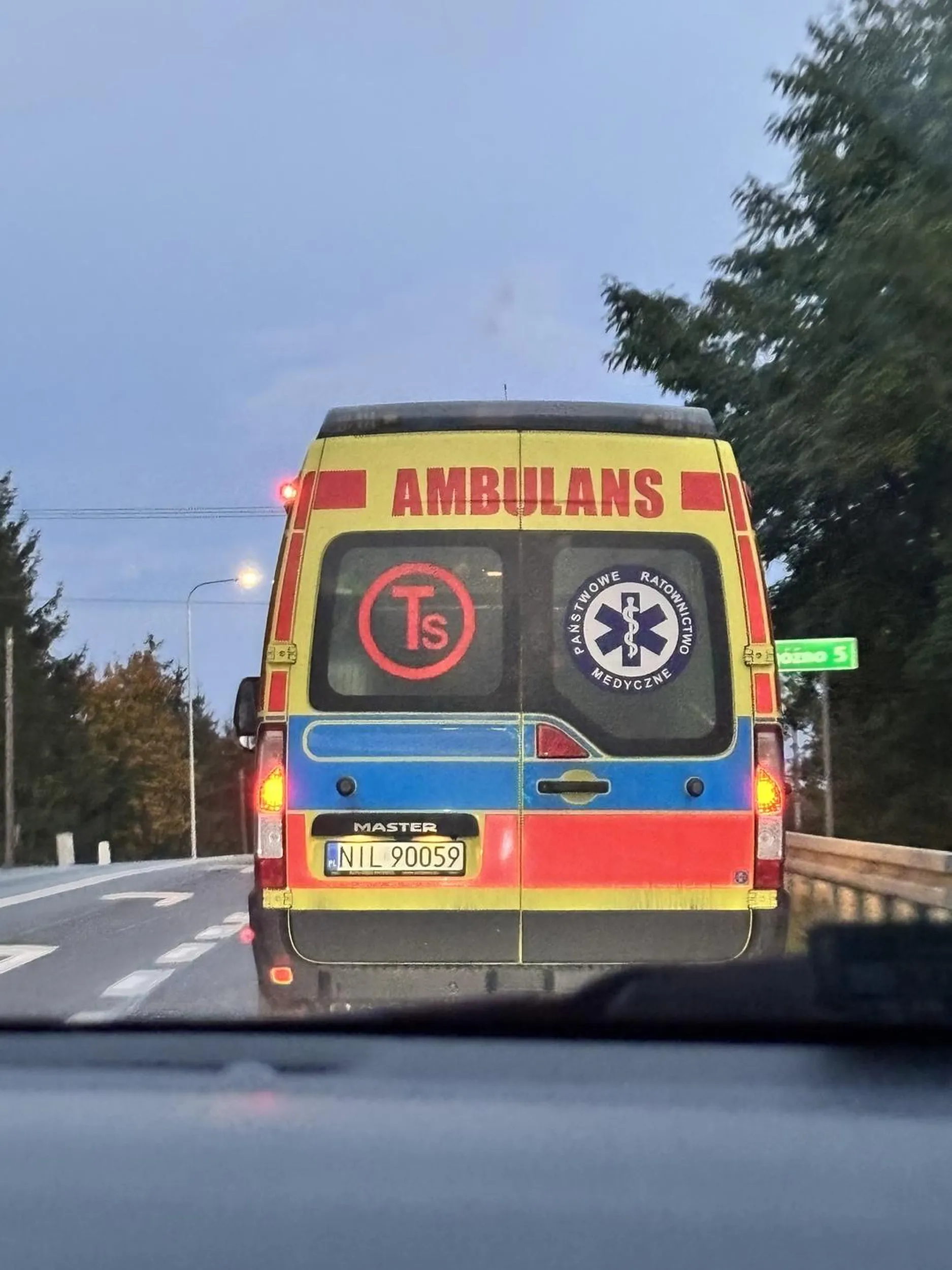 Kierowca tej karetki to jakiś psychopata. Jechałem spokojnie, przepisowo z Grudziądza do Iławy, a kierowca karetki pół drogi siedział mi dosłownie na zderzaku. Z telefonem w ręku wyprzedził mnie w miejscu niedozwolonym, po czym przekroczył dwukrotnie prędkość. Tacy ludzie jeżdżą do wypadków i wożą pacjentów? Będzie dobrze, jeśli kierowca po którymś dyżurze sam nie zostanie pacjentem. Sytuacja z