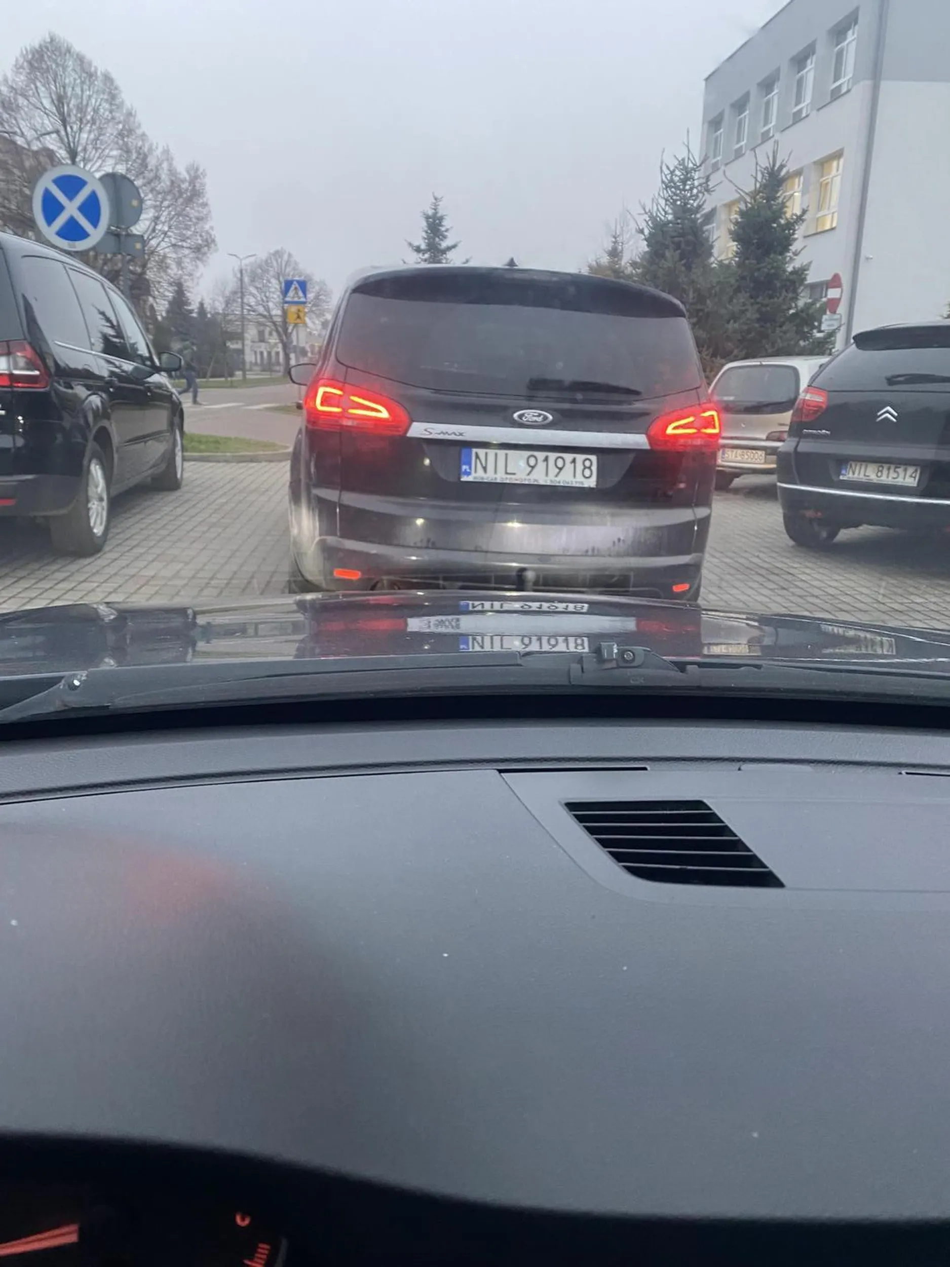 Babo środek drogi to nie parking nie każdy ma czas żeby stać za tobą 15 min bo pannicy niechce się zaparkować 200m dalej