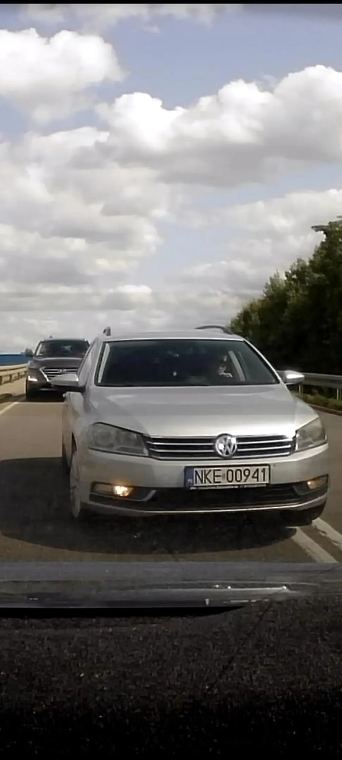 Passat wyprzedza na wiadukcie nad A1/węzeł Warlubie, brak widoczności, korek w obu kierunkach, podwójna ciągła. Zgłoszone na policję.