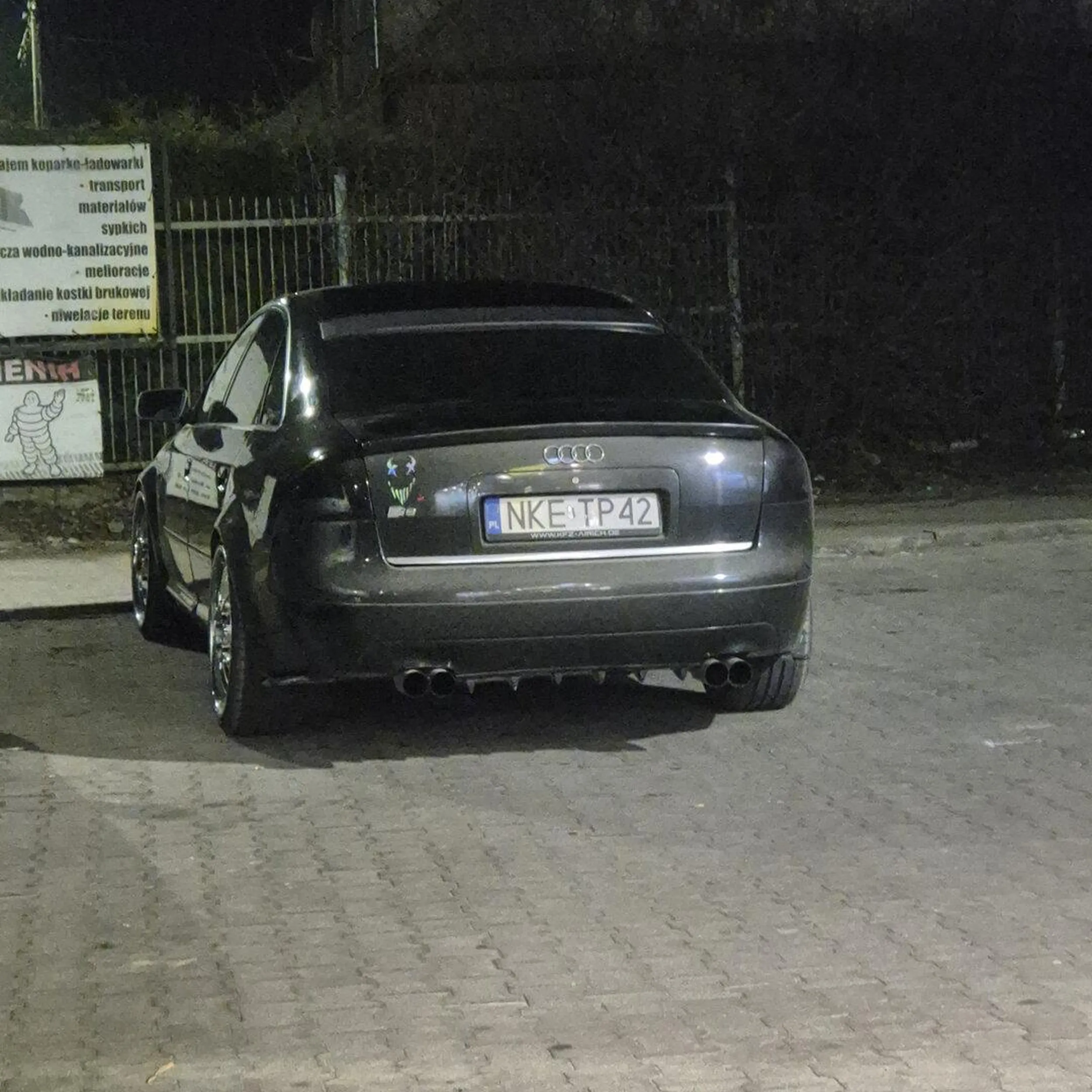 Cztery zera na masce  piąte za kierownicą. Komu ty chcesz tym starym złomem z chromowanym felgami zaimponować? Tylko wkurwiasz mieszkańców i ludzi tym swoim wydechem.  Chętnie sprawdzę w jaki sposób to auto przeszło badania techniczne. Twój diagnosta może mieć problem.