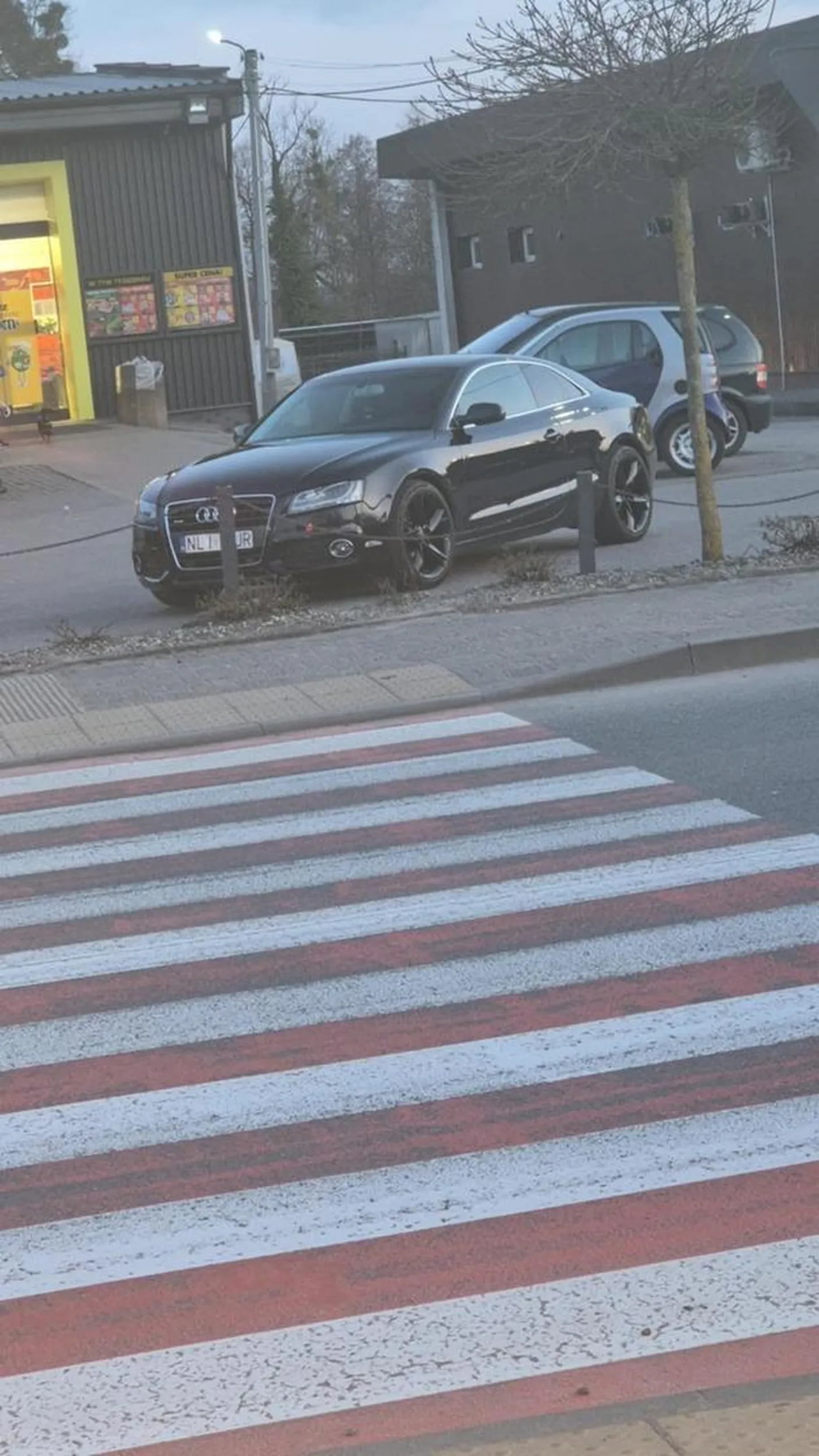 Kieriwca nie potrafi nawet zaparkowac prosto, fota nizej