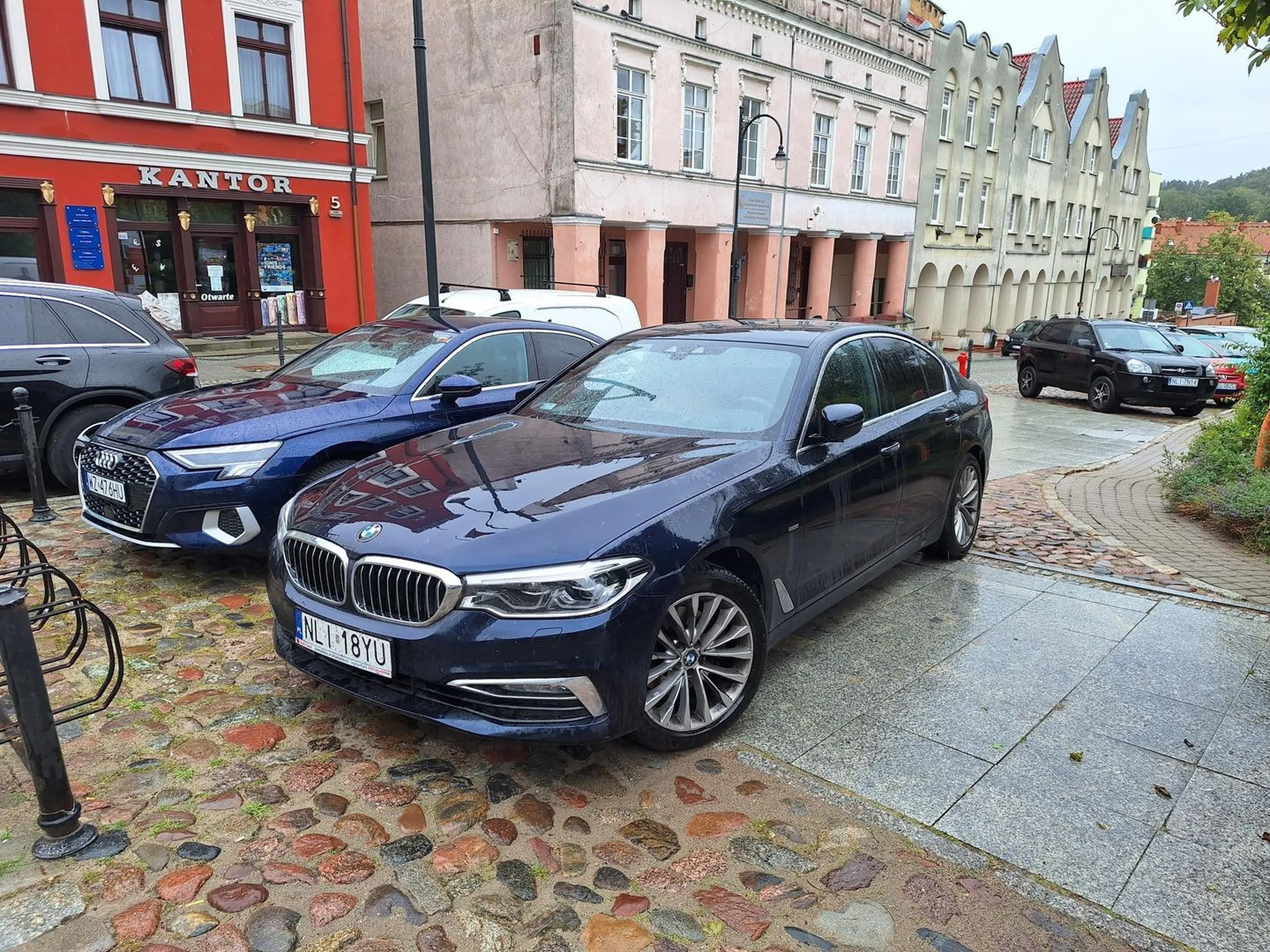 Blokują przejście, chodnik, dostęp do przejścia dla pieszych oraz parkowanie rowerów w stojaku.