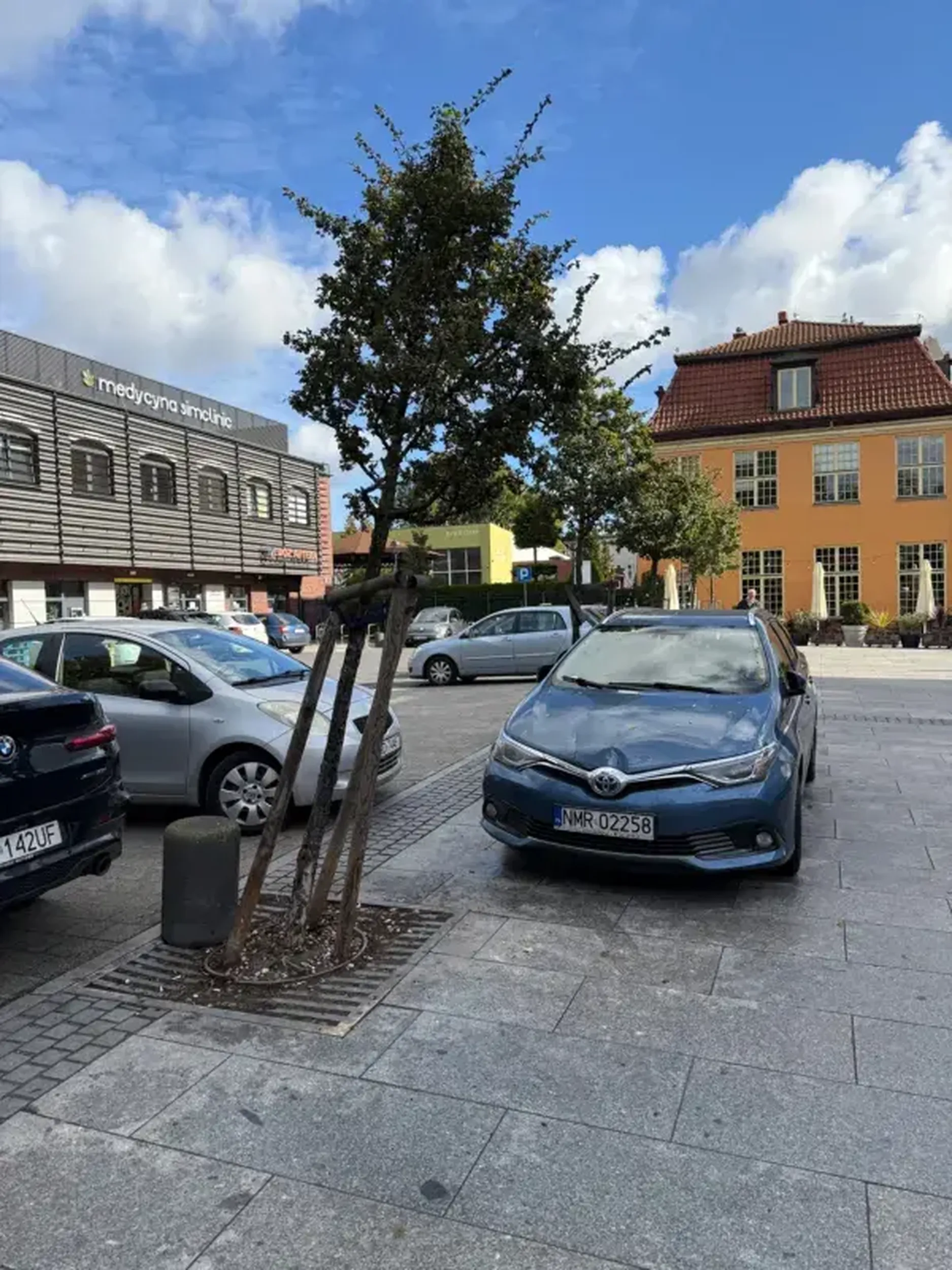 Nędza mrągowska, nie odróżnia parkingu od chodnika ...