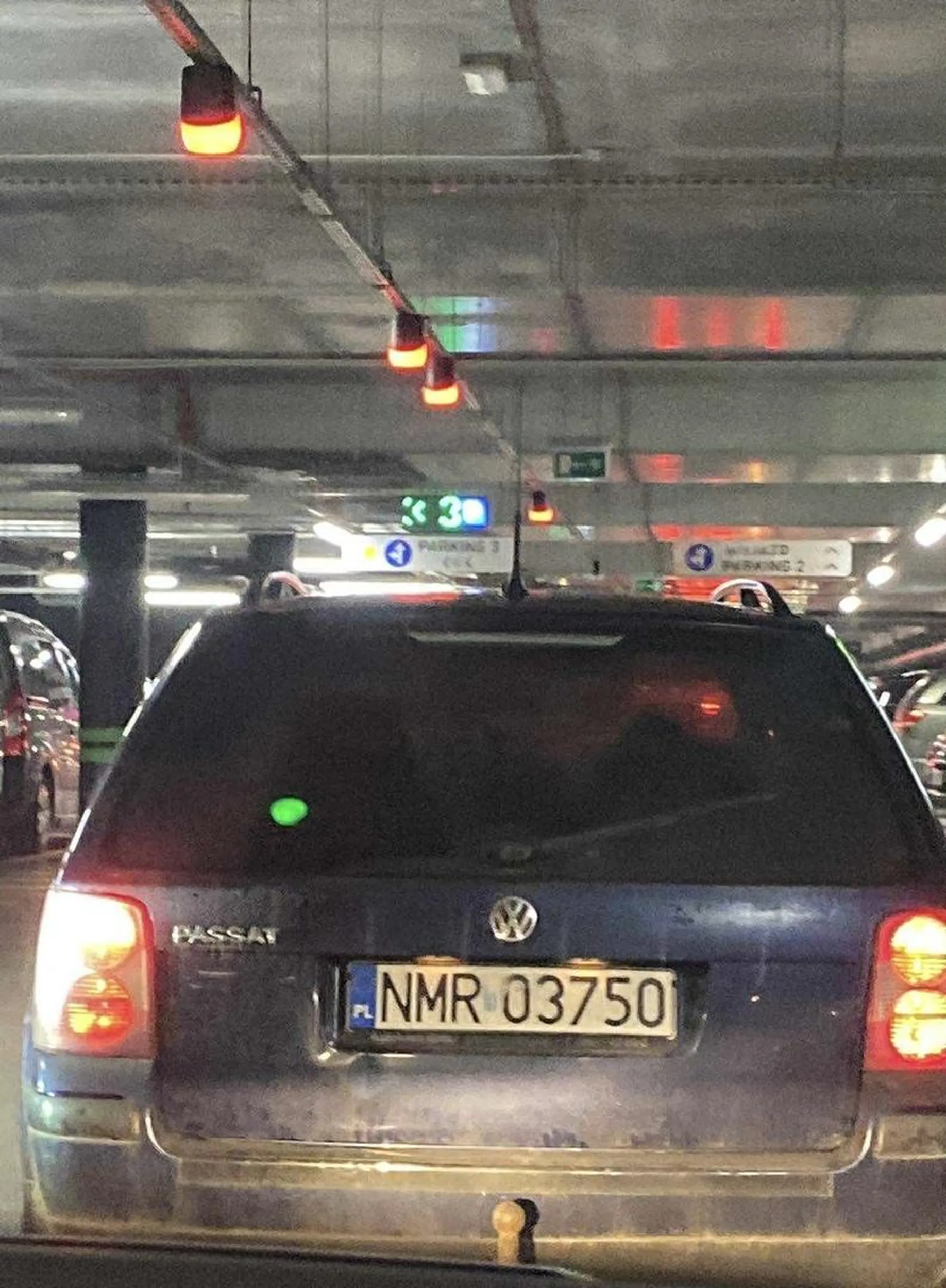 Przyglup nie wpuszcza nikogo w zatłoczonej galerii BO MA PIERWSZEŃSTWO i dama nie może wpuścić zakorkowanych aut bo przecież nie będzie czekać 10 sekund dłużej. Przez takich kierowców robią się korki, ludzie nie mogą przejechać bo jakas typiara nie ma w sobie za grosz kultury i jej ego nie pozwala na jazdę na suwak tylko wpier**la się na chama.