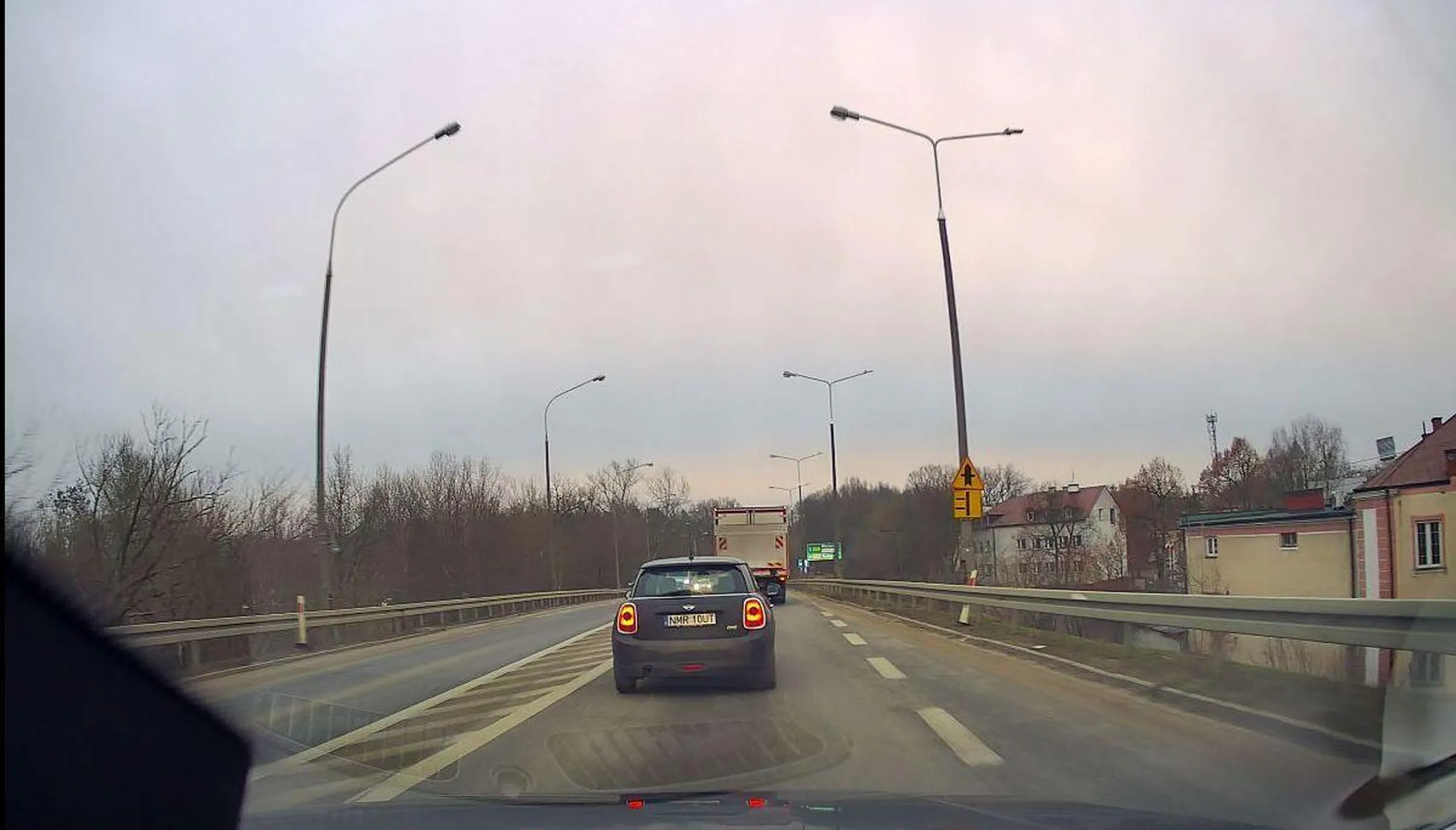 Lądujesz tu z pamiątką nie za manewr a za tekst który powiedziałaś po tym jak zwróciłem Ci uwagę  blondyneczko,film też jest. Grzeczniej na drodze i waż słowa dziewczynko.