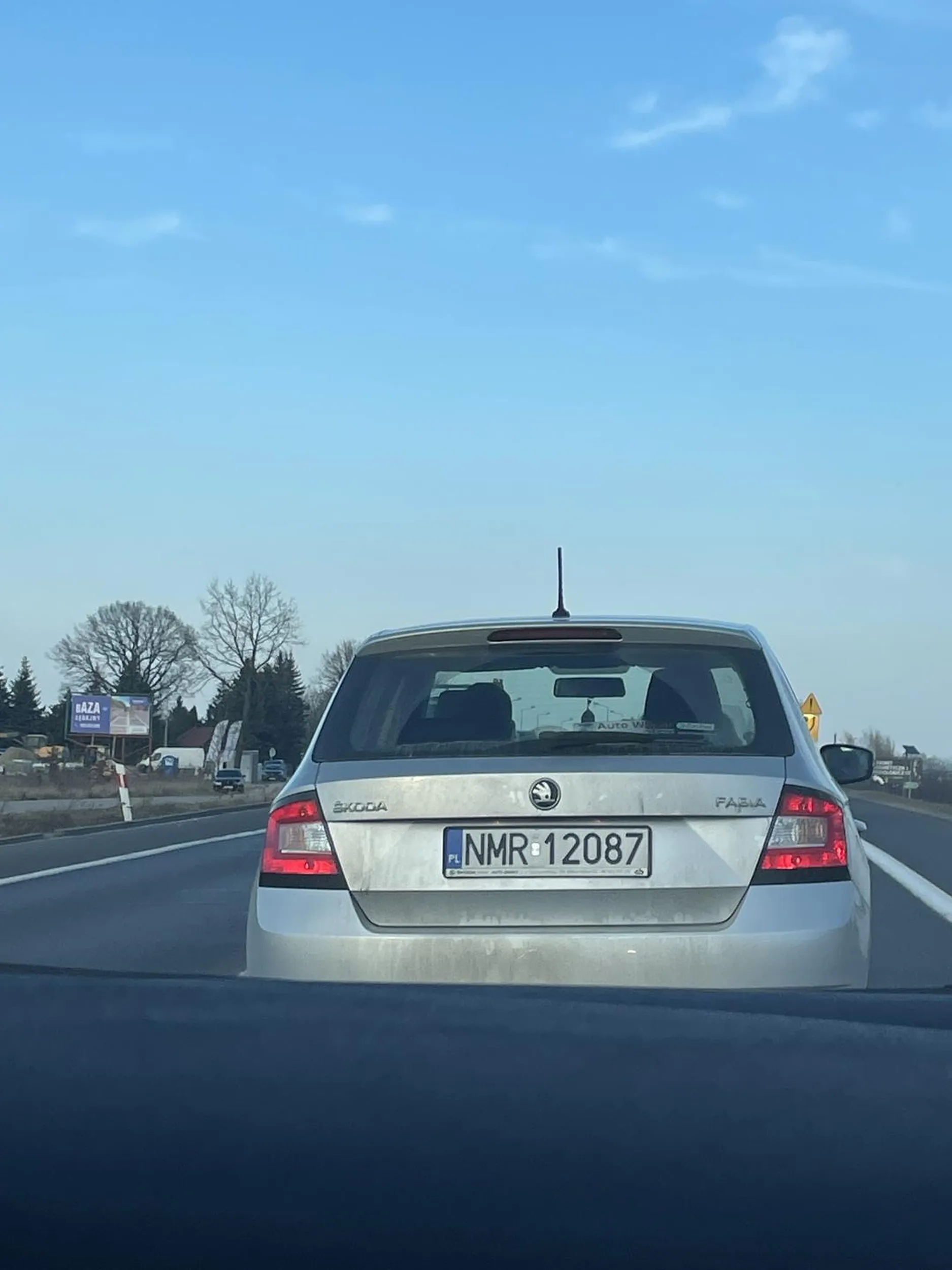 Kierowca jeździ z telefonem w ręku i gwałtowanie hamuje