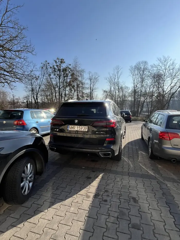 Nie dość że pan zajął dwa miejsca to miał problem do tego że obok stanąłem prawidłowo w liniach ?‍♂️