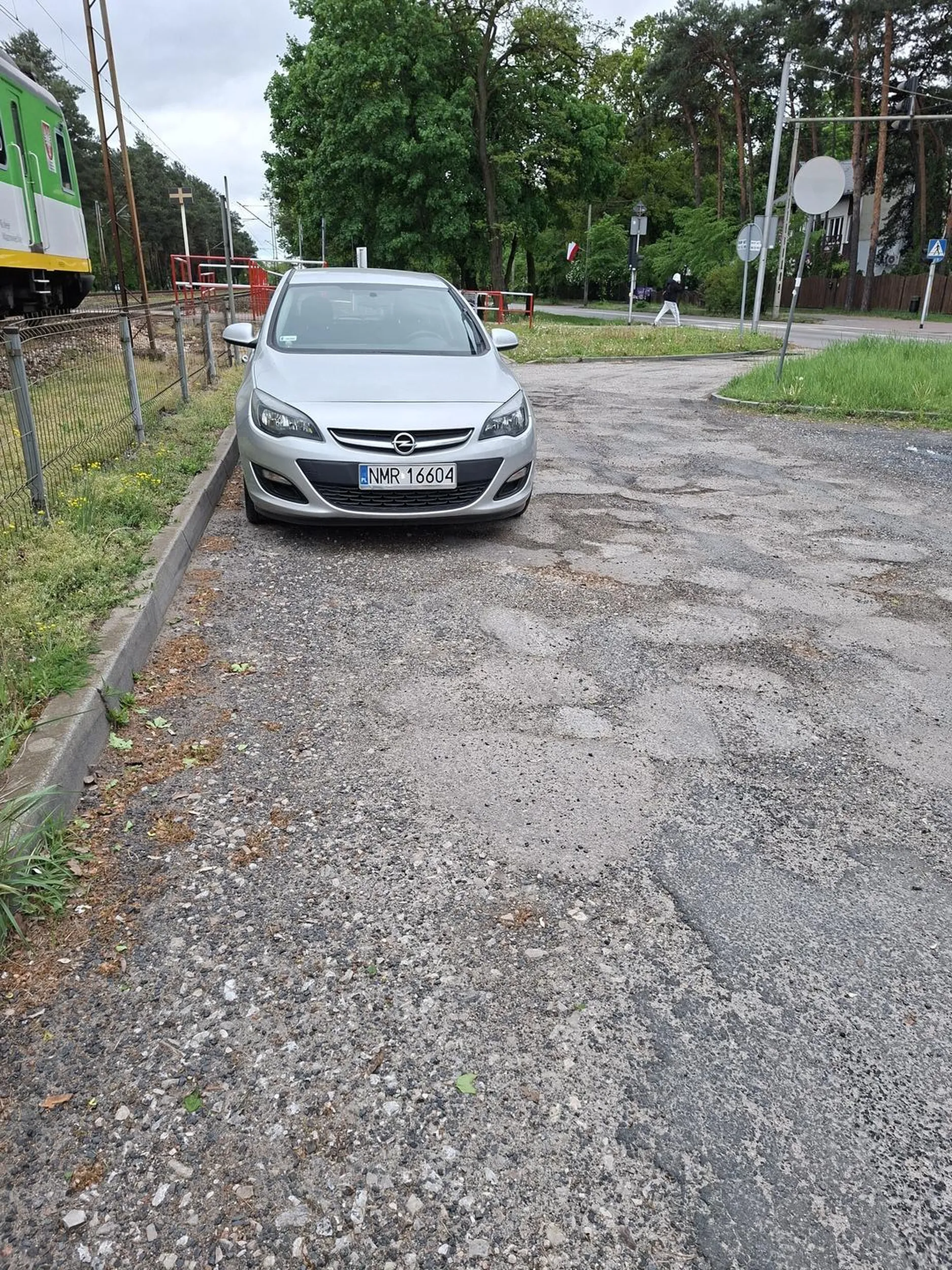 Cham parkuje na zakręcie, chociaż obok są przepisowe wolne miejsca parkingowe.