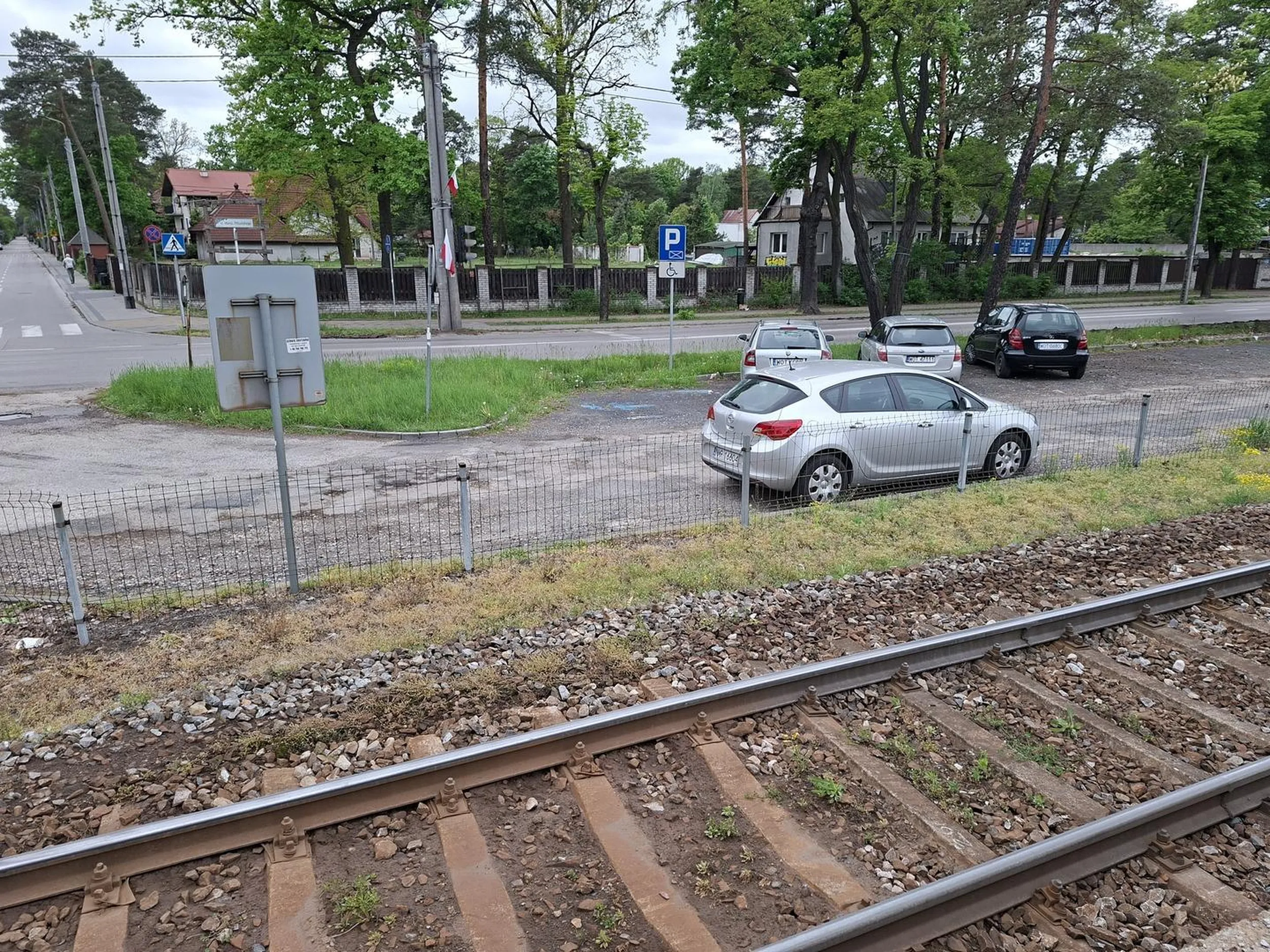 Cham parkuje na zakręcie, chociaż obok są przepisowe wolne miejsca parkingowe.