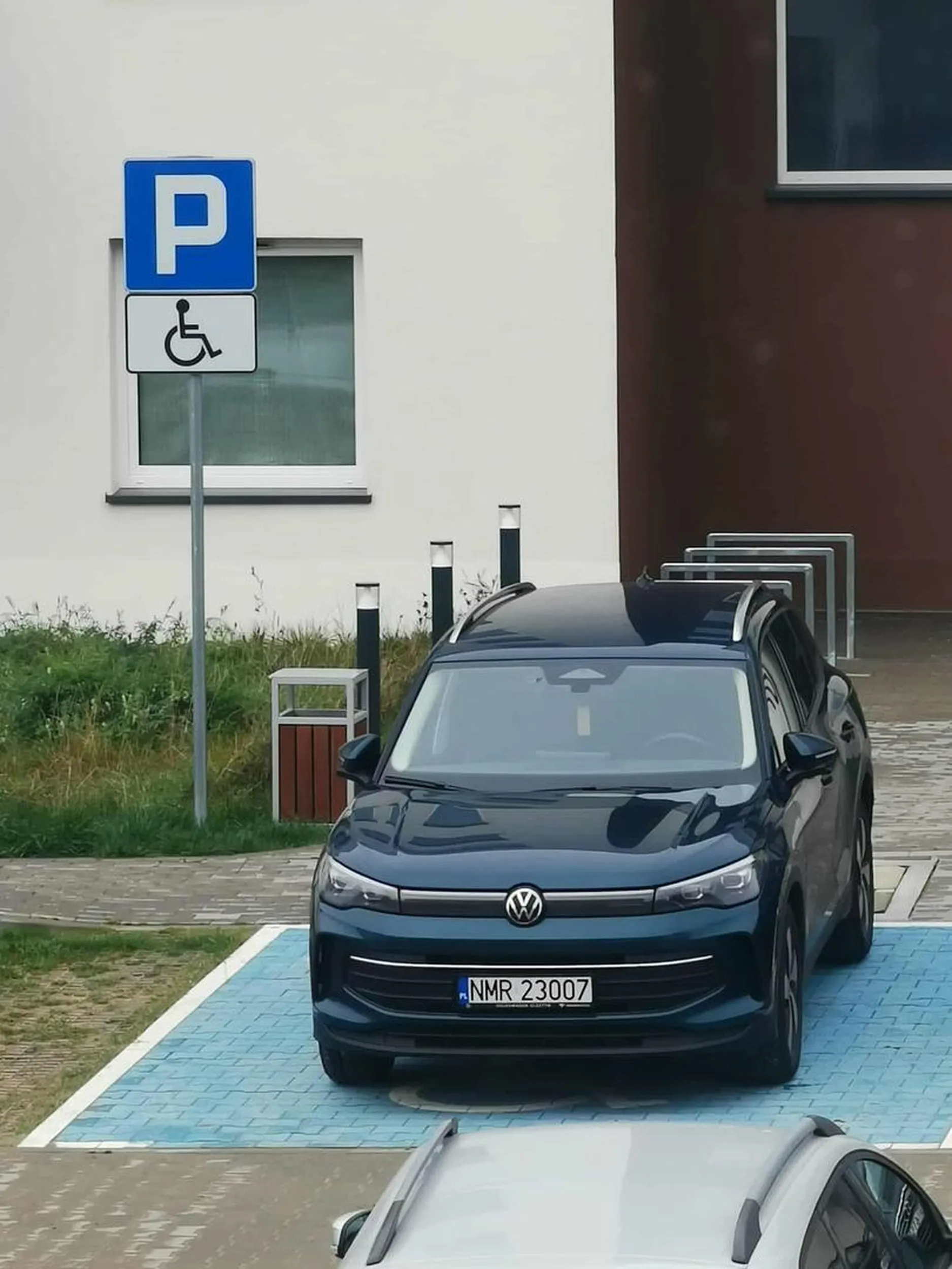 Samochód zaparkowany na odpowiednio oznaczonej kopercie dla osób niepełnosprawnych, brak identyfikatora za szybą