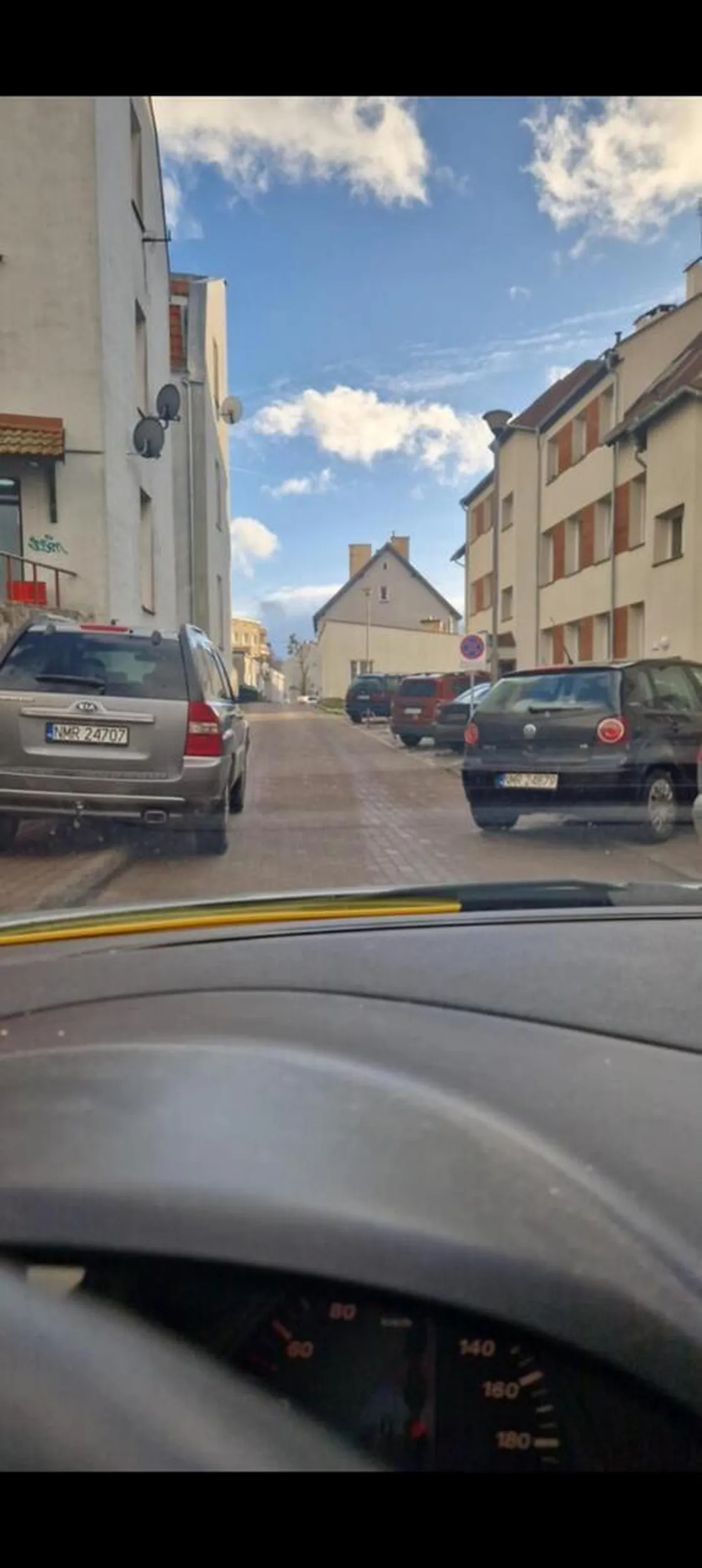 Kto wam ludzie prawko daje,pół parkingu pustego,ale hrabia przecież nie może mieć za daleko...droga brak przejazdu,chodnik brak przejścia....policji oczywiście brak