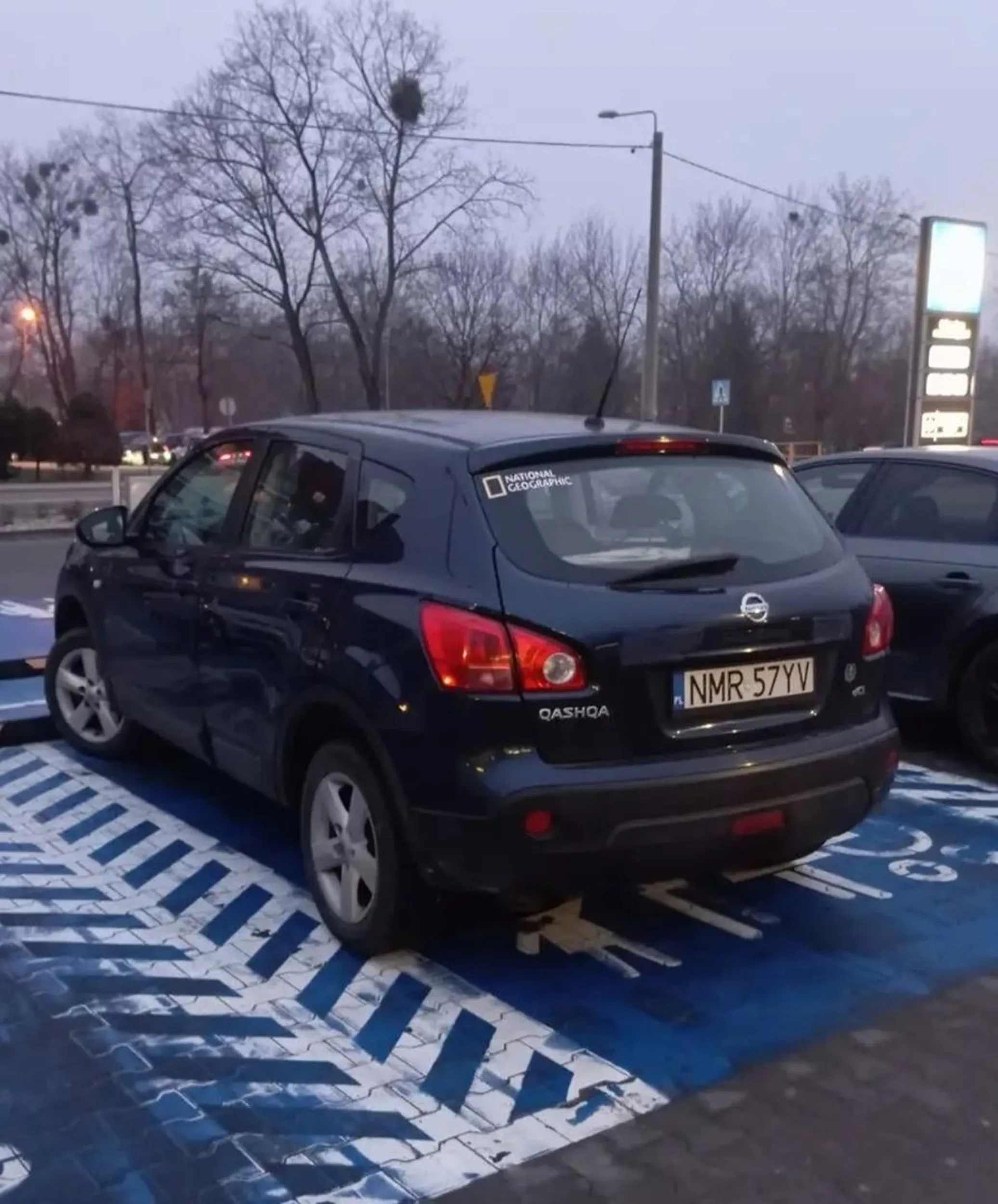 Egoista przyjeżdża sam, a parkuje na miejscu przeznaczonym dla rodziny.