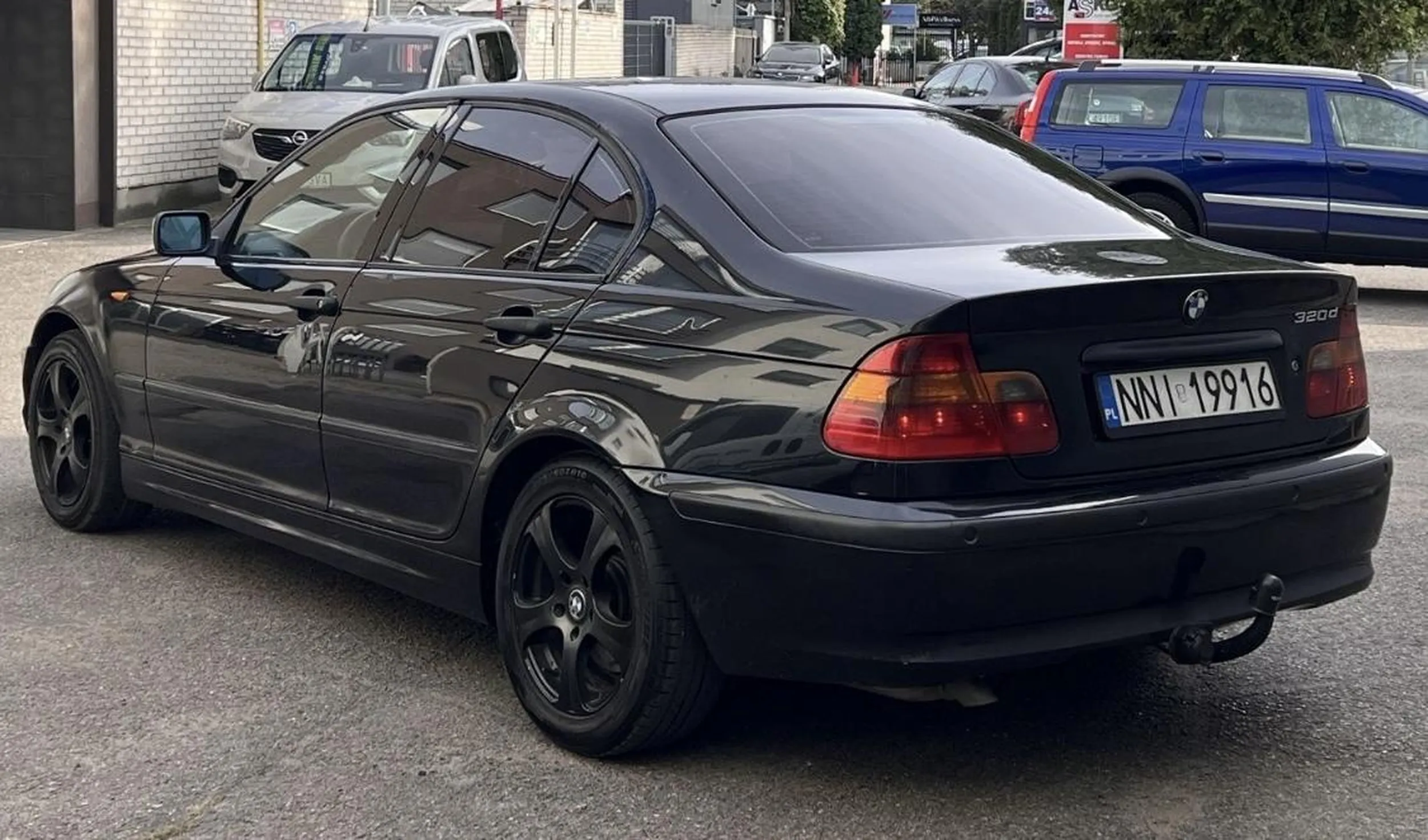 Jeździ prawdopodobnie pod wpływem alkoholu , rzuca petardami w przechodniów .