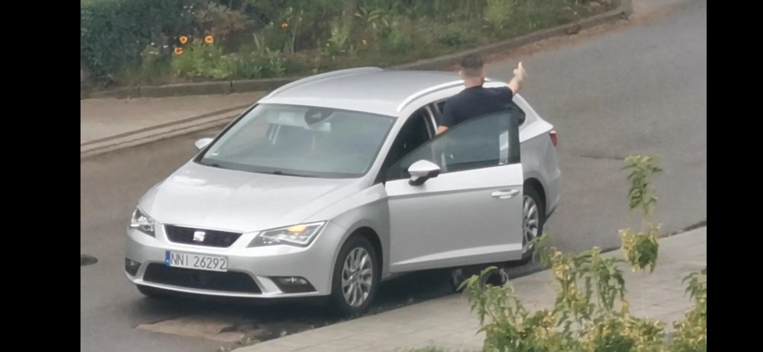 Chłop jakiś nafyrany. Robi dymy na dzielni, jeździ autem po chodnikach, pali kapora, psika gazem łzawiącym na ludzi którzy mu uwagę zwracają, wymusza pierwszeństwo