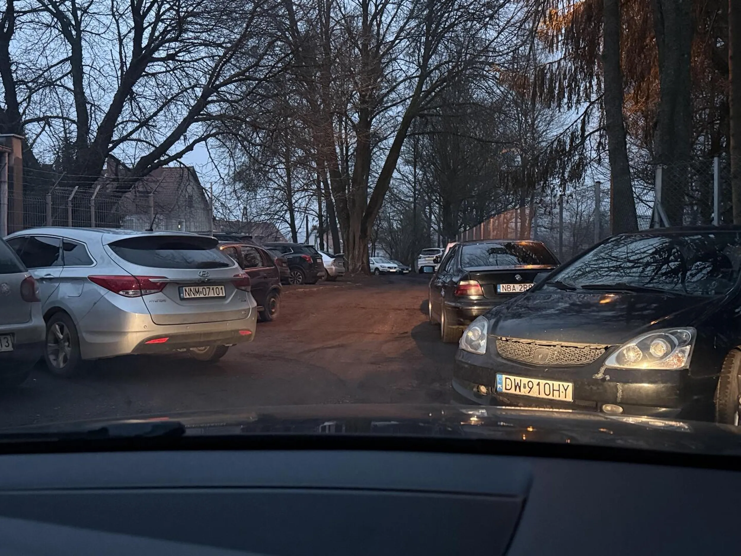 Jak Ty parkujesz? Przejechać się nie da dalej.