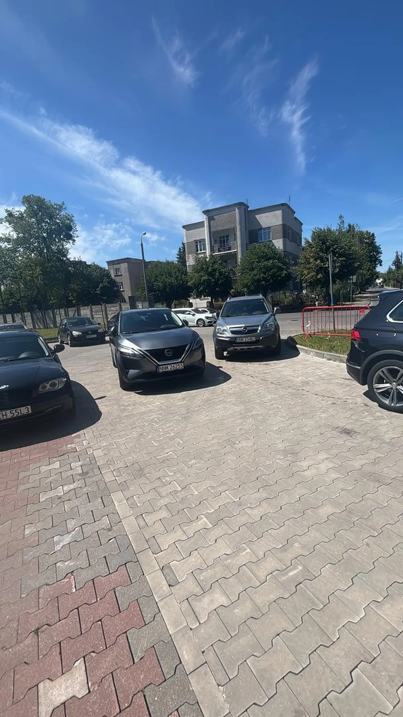 Zje*** naucz się parkować, a nie zastawiasz ludzi na parkingu, może akurat kur** idi*** spieszy mi się do szpitala, a teraz nie mogę wyjechać