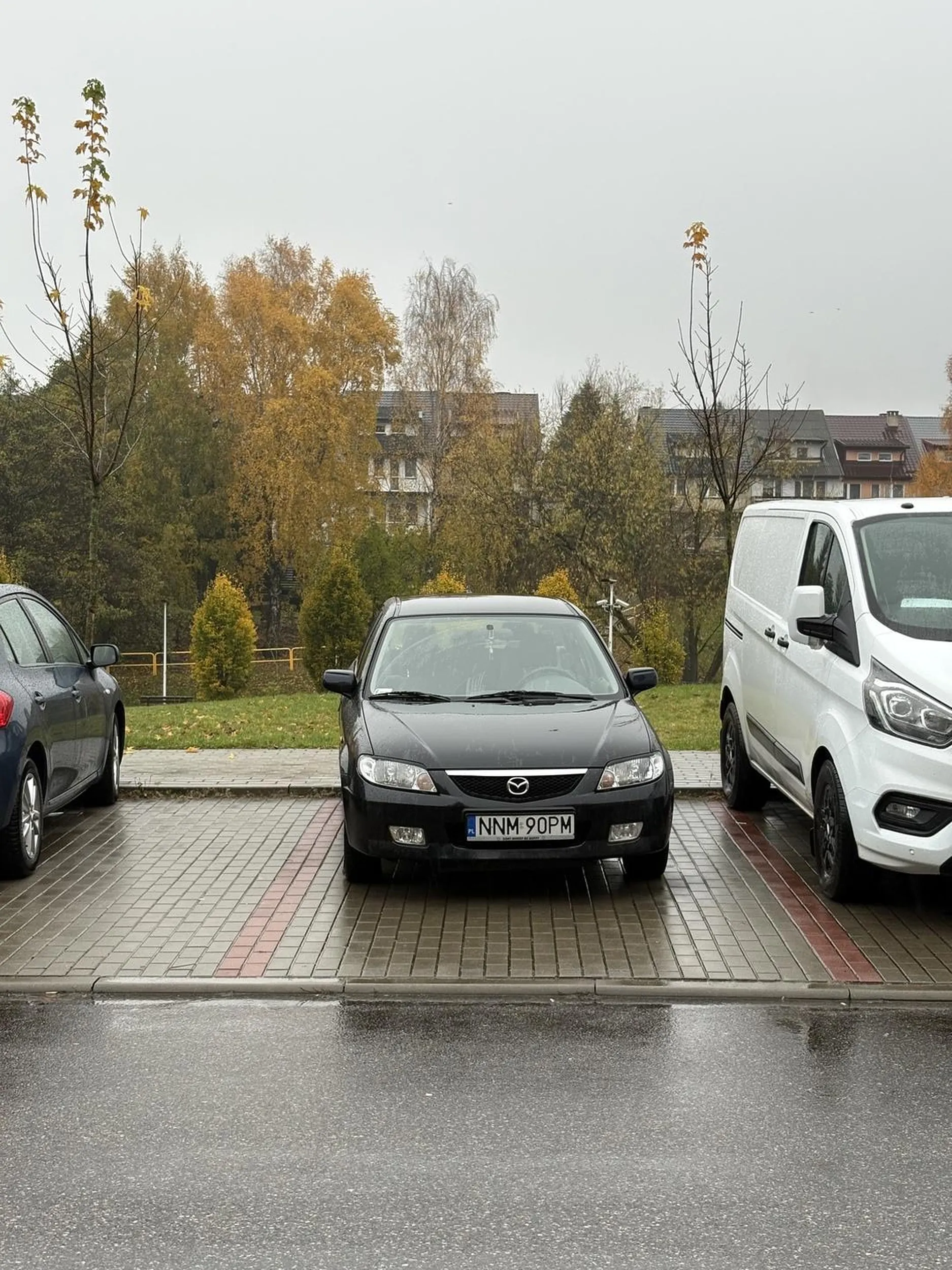 kutas z czarnej mazdy nie potrafi parkować ma 2 lewe ręce i śmierdzi na kilometr