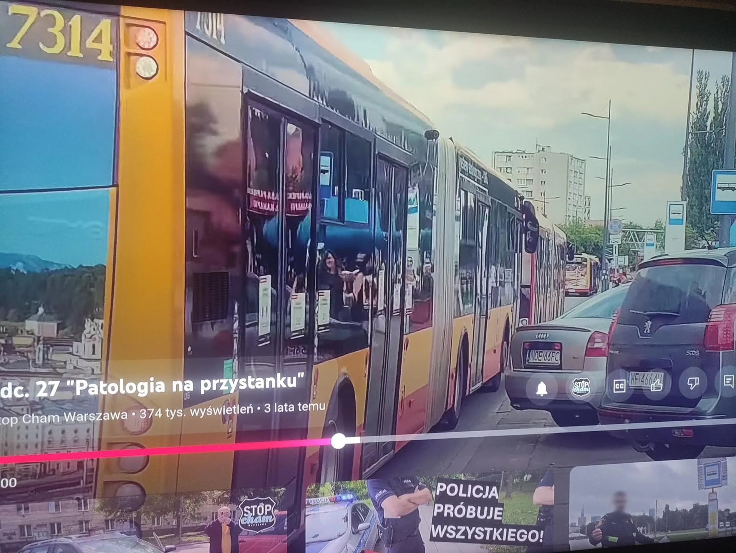 Blokuje chodnik na przystanku autobusowym