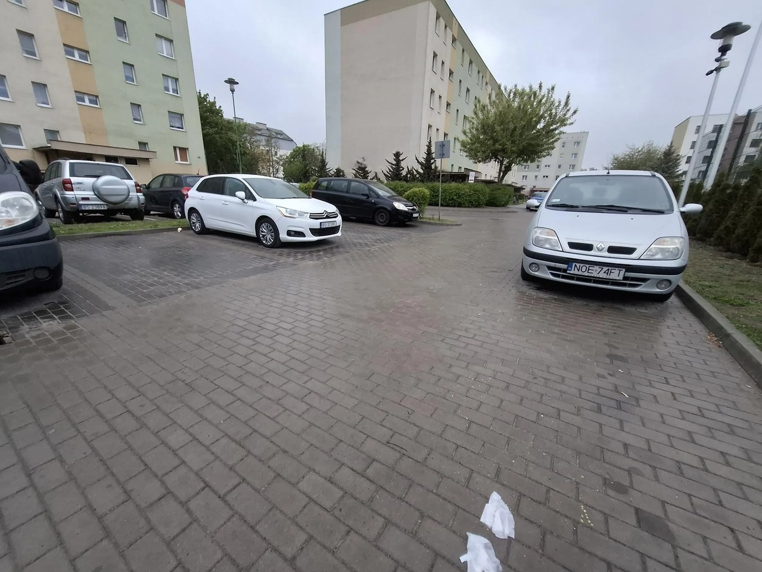 Kierowca nie umie parkować  od kilku dni blokuje jedno wolne miejsce. Osoby z małym autem zrozumiem, że dadzą radę zaparkować, ale osoby jeżdżące np. Citroenem C7 to mogą mieć problem.