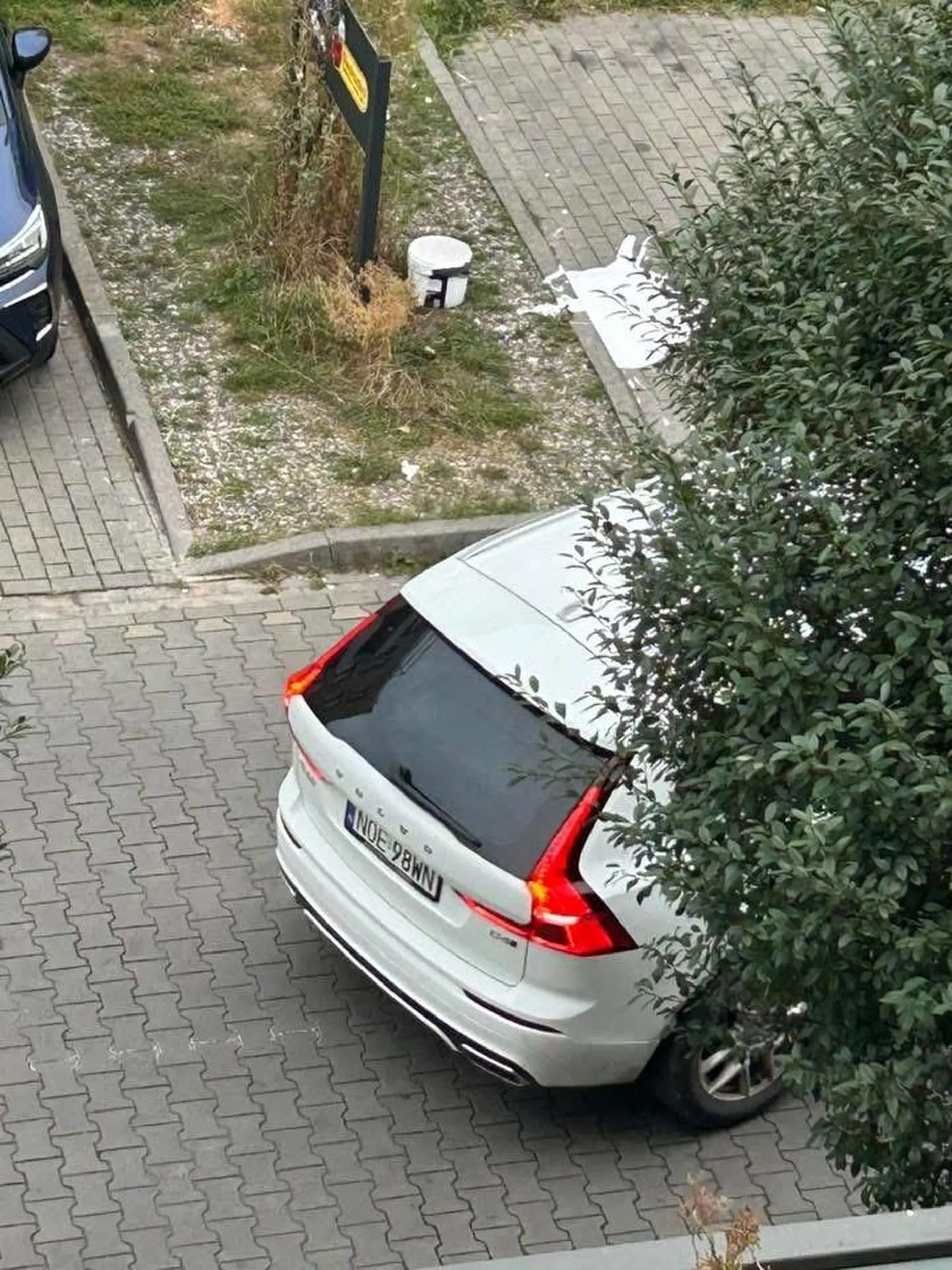 Narobił syfu białą farbą na parkingu i uciekł