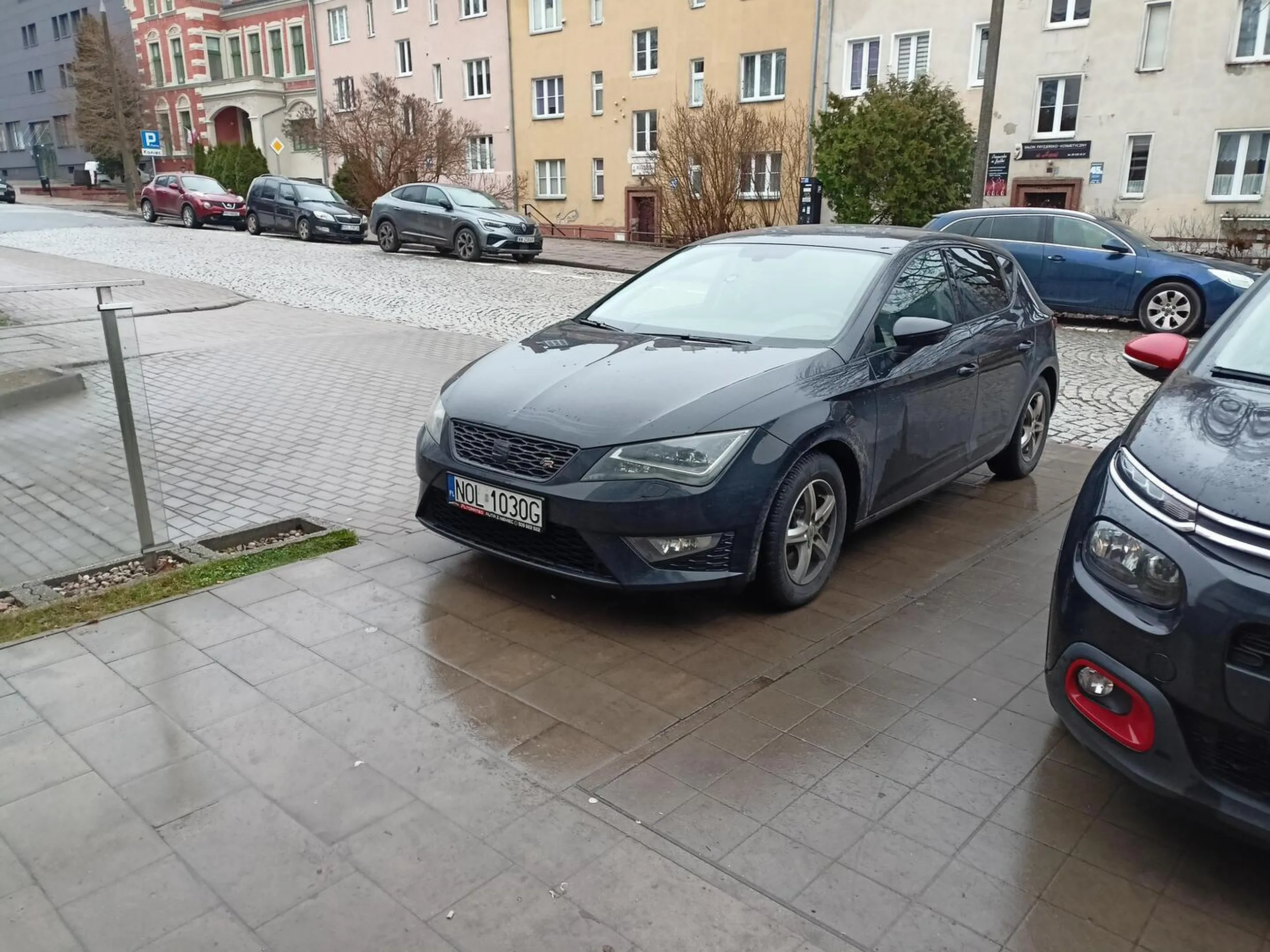 Perfidnie zastawiony chodnik. Myślenie tylko o sobie. Musiałem z wózkiem dookoła bloku drałować.