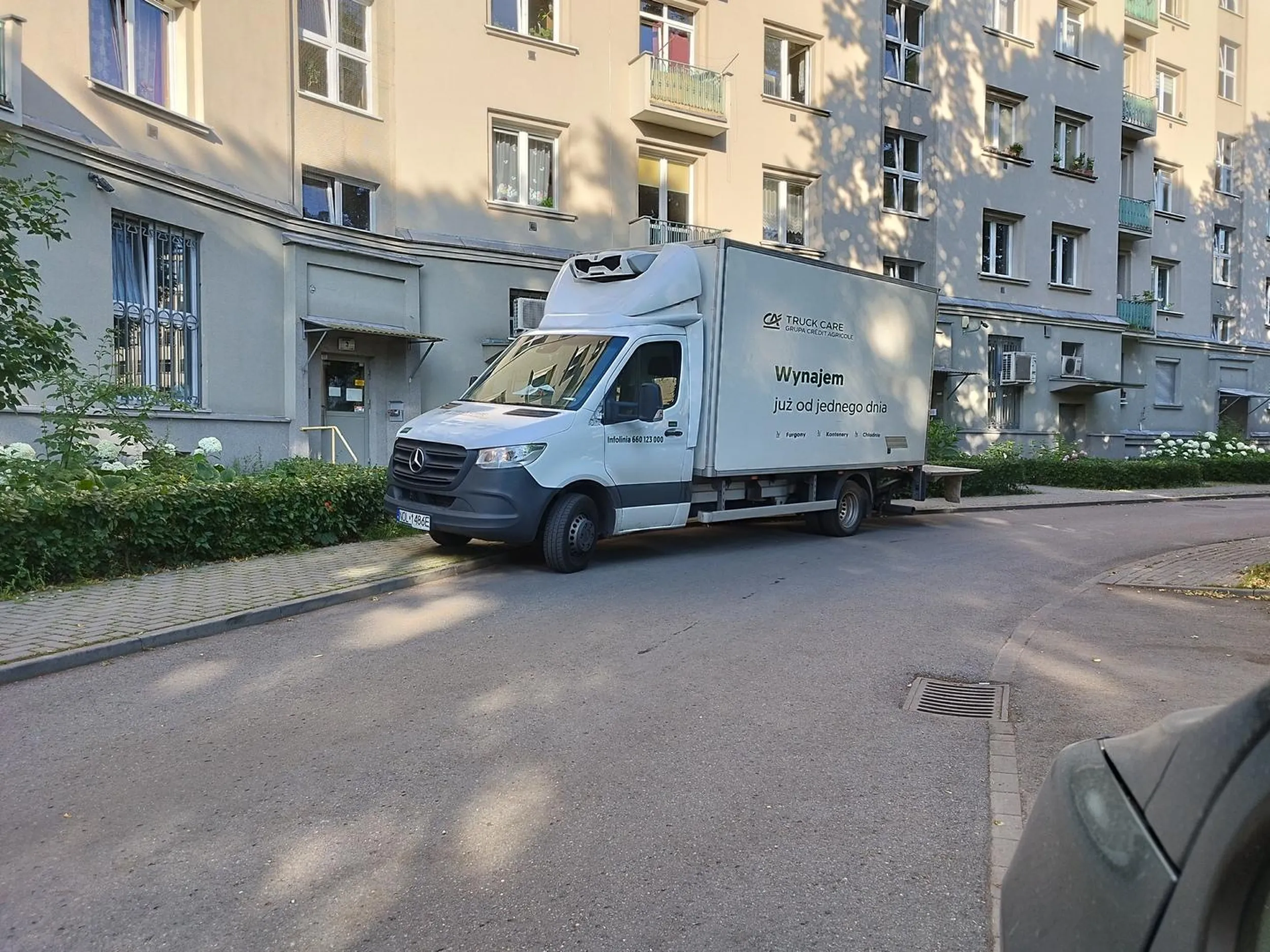 Dostawca do Żabki... Nagminnie wjeżdża pod prąd w ulicę jednokierunkową, parkuje na chodniku na Zakazie Zatrzymywania i Postoju...