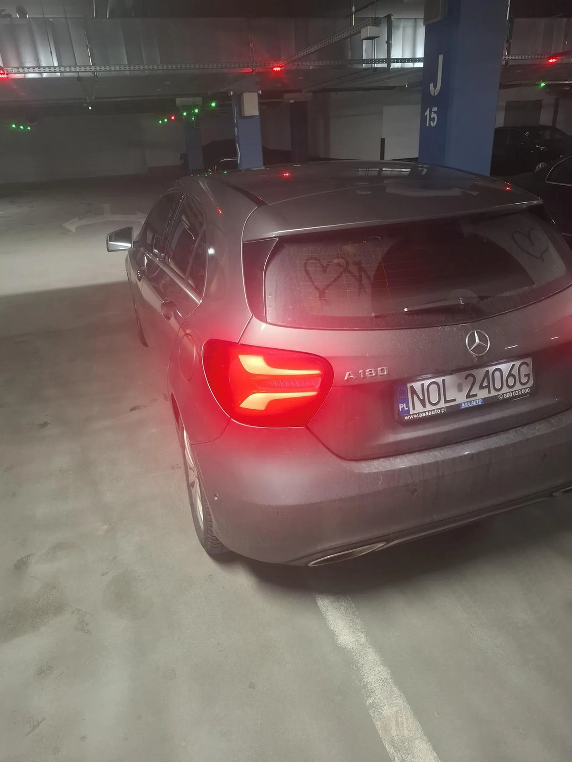 Pani Kierowca ma problem z parkowaniem, zajmując dwa miejsca. Nie porusza się jednak o wózku inwalidzkim, co mogłoby tłumaczyć tego typu zachowanie.