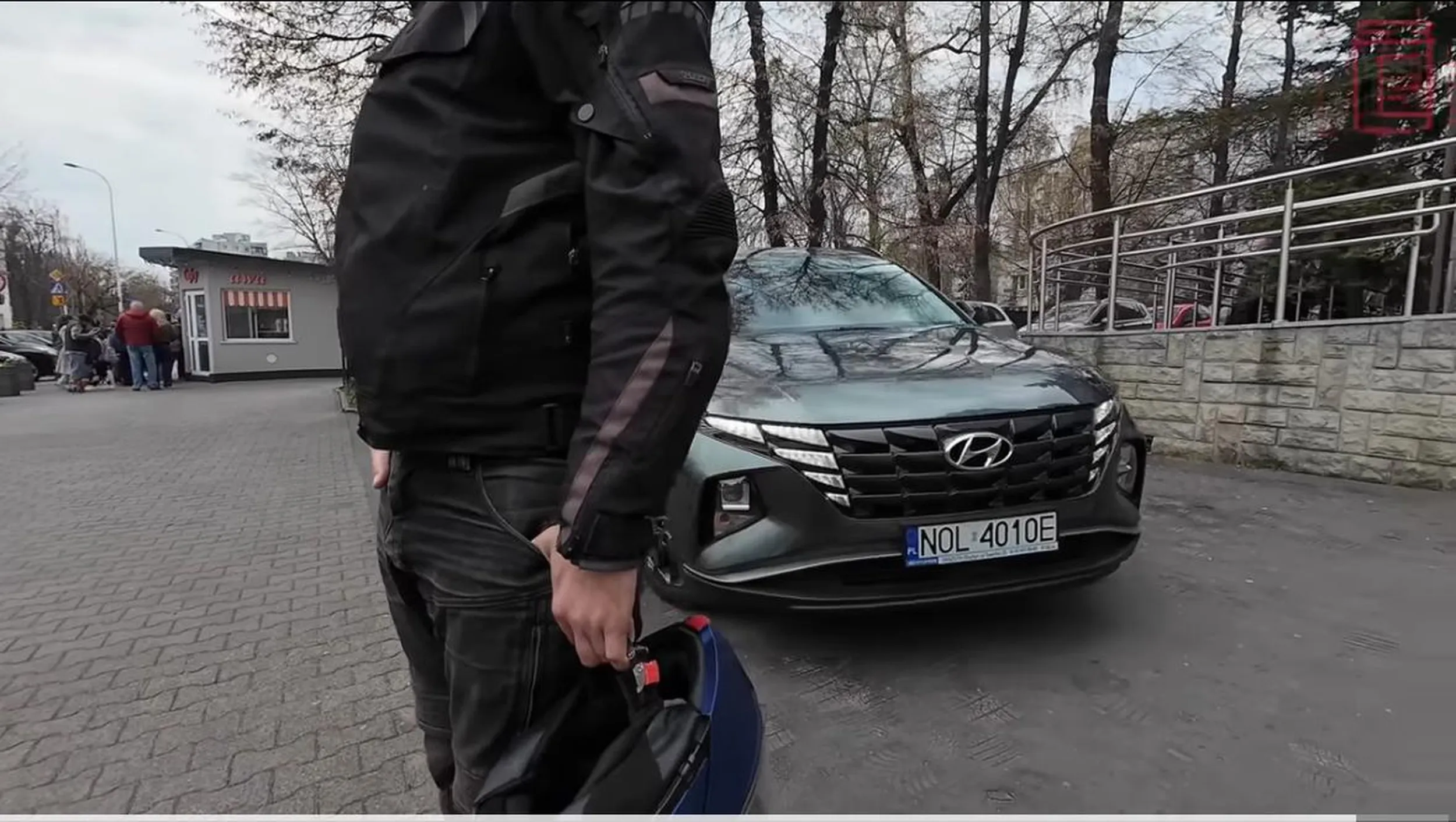 Pan kierujacy tucsonem jeździ po chodniku i obija samochód o schody, polecam sprawdzić dobrze ten samochód przed zakupem, a najlepiej polecam go nie kupować bo jak widac właściciel ma problemy ze znajomością przepisów, dodatkowo stwarza zagrożenie życia pieszych jeżdżąc po chodniku w miejscu niedozwolonym