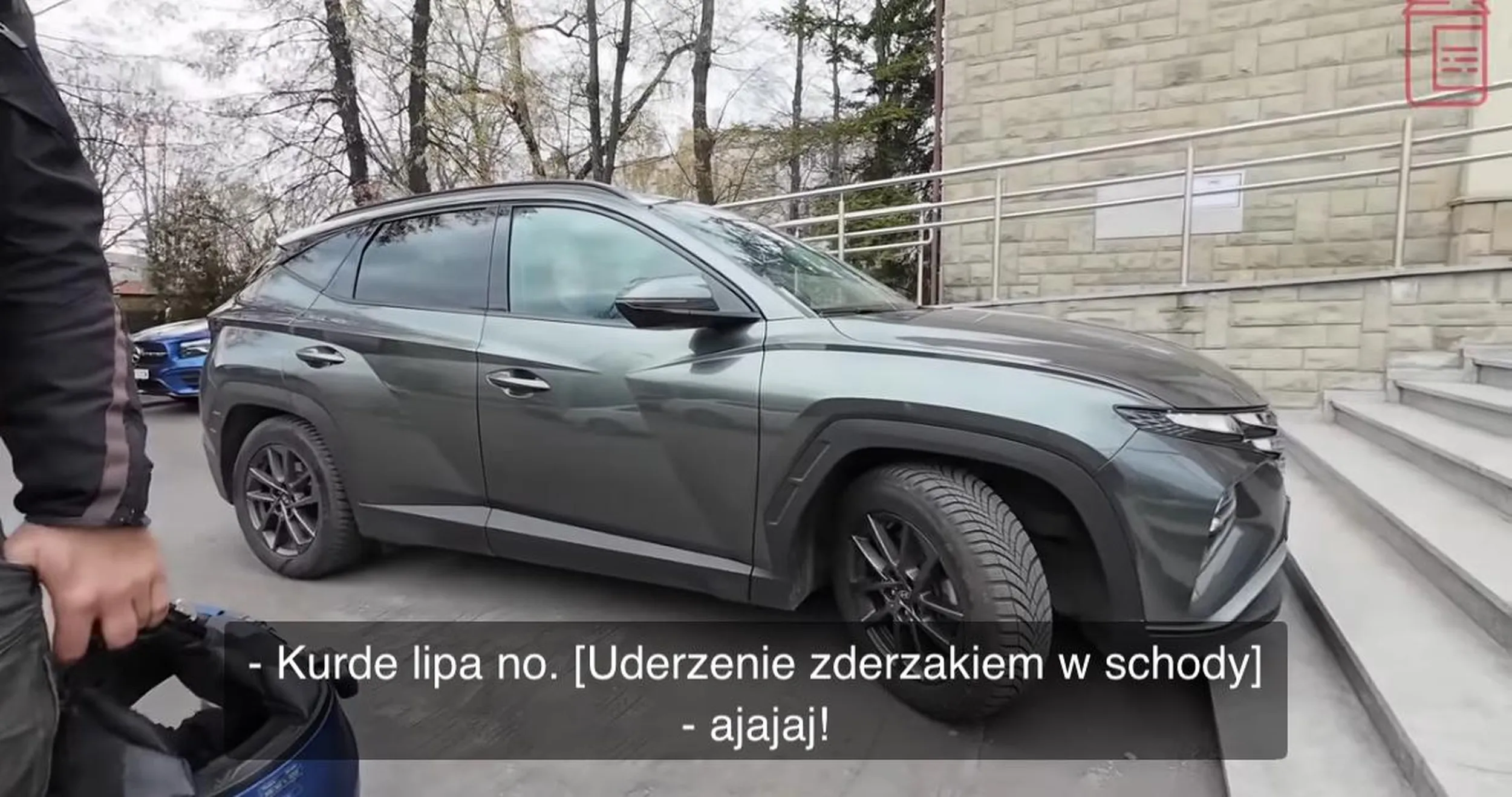 Pan kierujacy tucsonem jeździ po chodniku i obija samochód o schody, polecam sprawdzić dobrze ten samochód przed zakupem, a najlepiej polecam go nie kupować bo jak widac właściciel ma problemy ze znajomością przepisów, dodatkowo stwarza zagrożenie życia pieszych jeżdżąc po chodniku w miejscu niedozwolonym