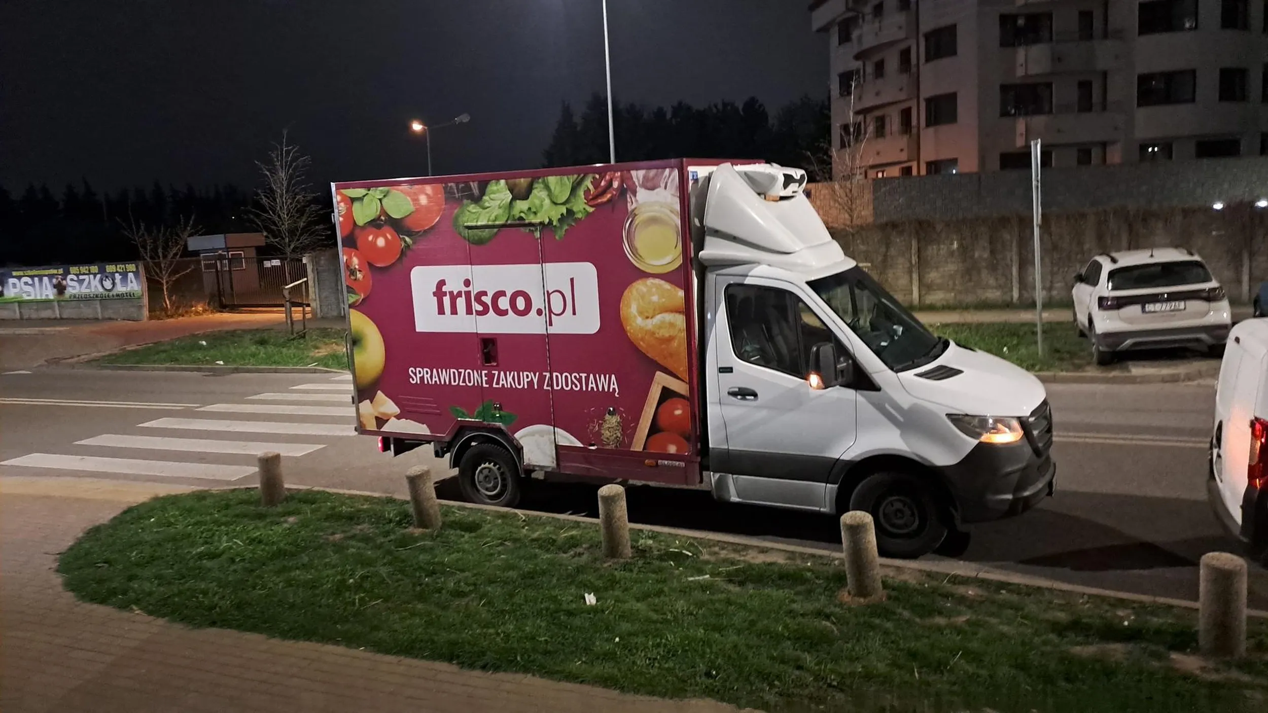 Krowa zasłaniająca przejście dla pieszych i zmuszająca innych do przejechania podwójnej ciągłej.