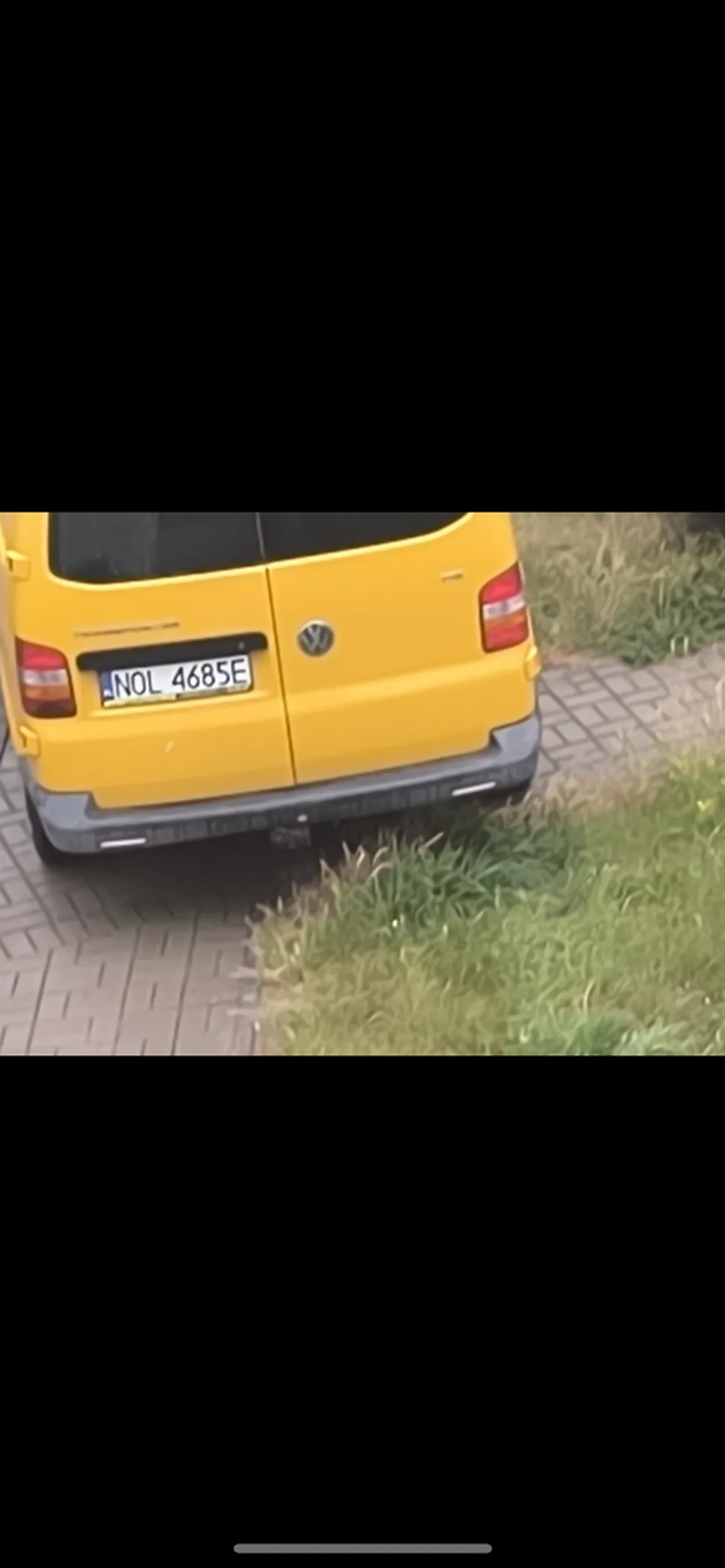 Przywalił na parkingu i bezczelnie uciekł z miejsca . Zdjęcie dzięki uprzejmości świadka. Nie pozdrawiam .