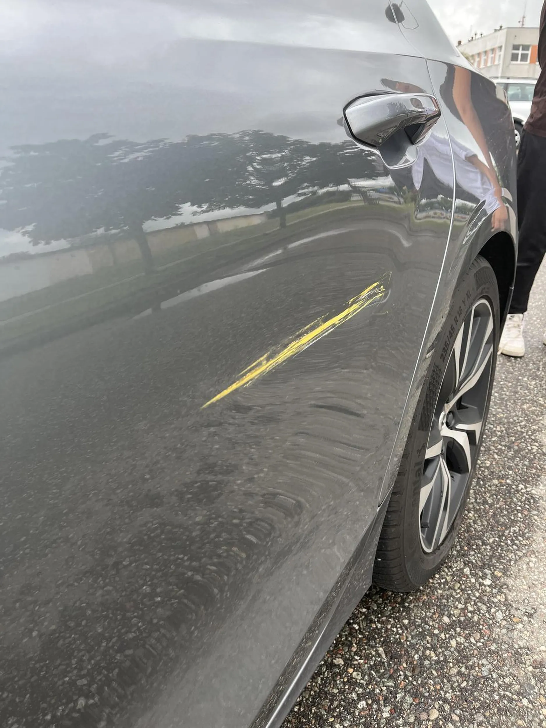 Przywalił na parkingu i bezczelnie uciekł z miejsca . Zdjęcie dzięki uprzejmości świadka. Nie pozdrawiam .