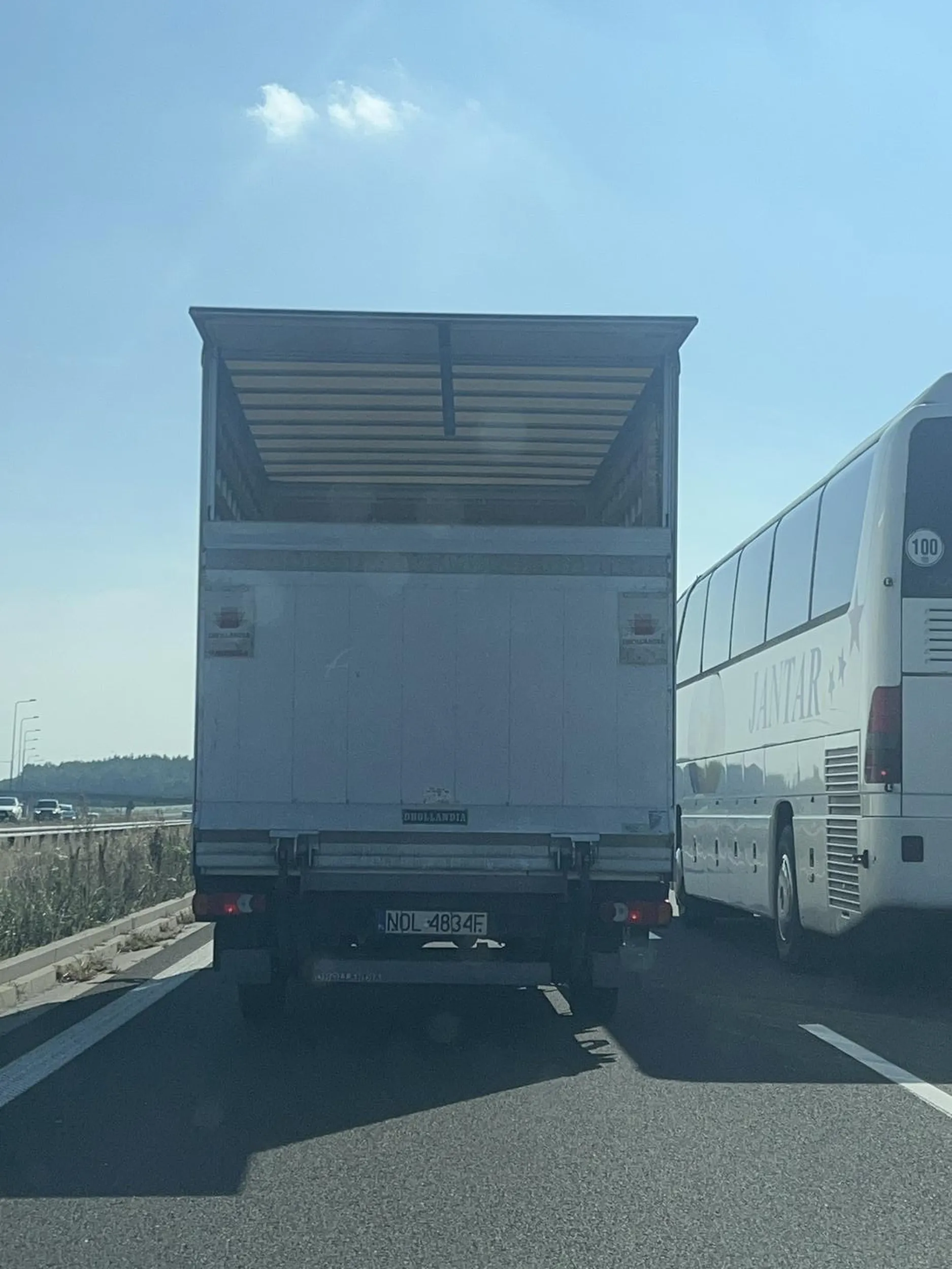 Szanowny “kierowca” (celowo w cudzysłowiu) się wróci na kurs prawa jazdy i przesłucha dokładnie dlaczego nie zajeżdża się drogi innym pojazdom wpychając nagle na lewy pas.