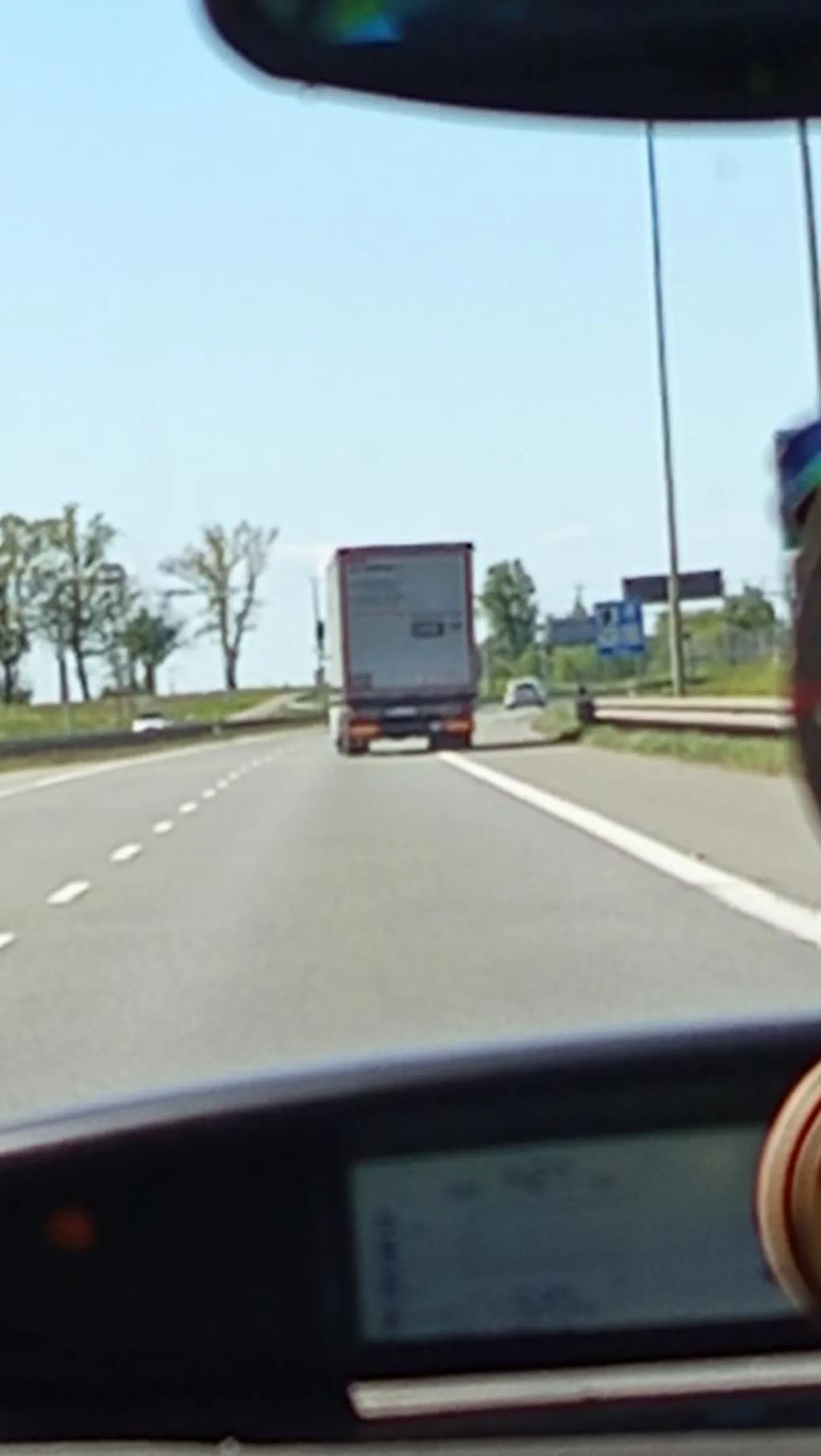 Psychopata zjeżdża ciągle na awaryjny lub na drugi pas na krajowej S7