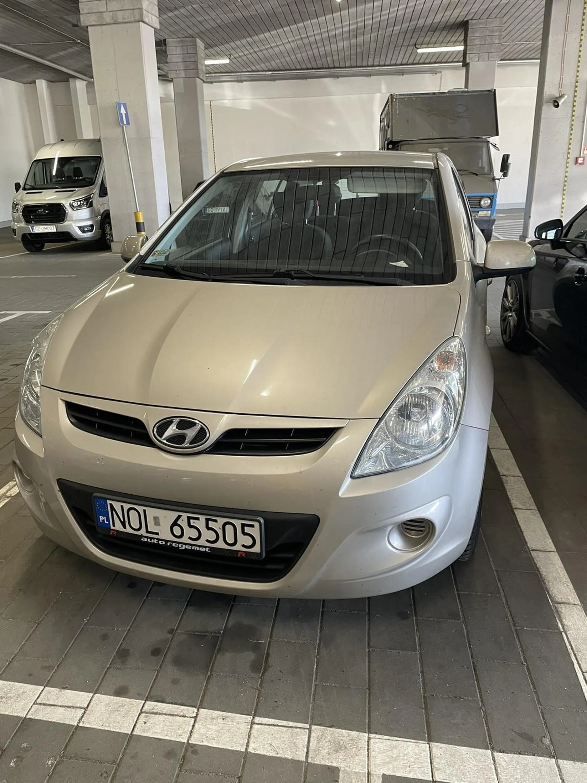 Niezbyt miło tak parkować mając sporo miejsca, naucz się kultury